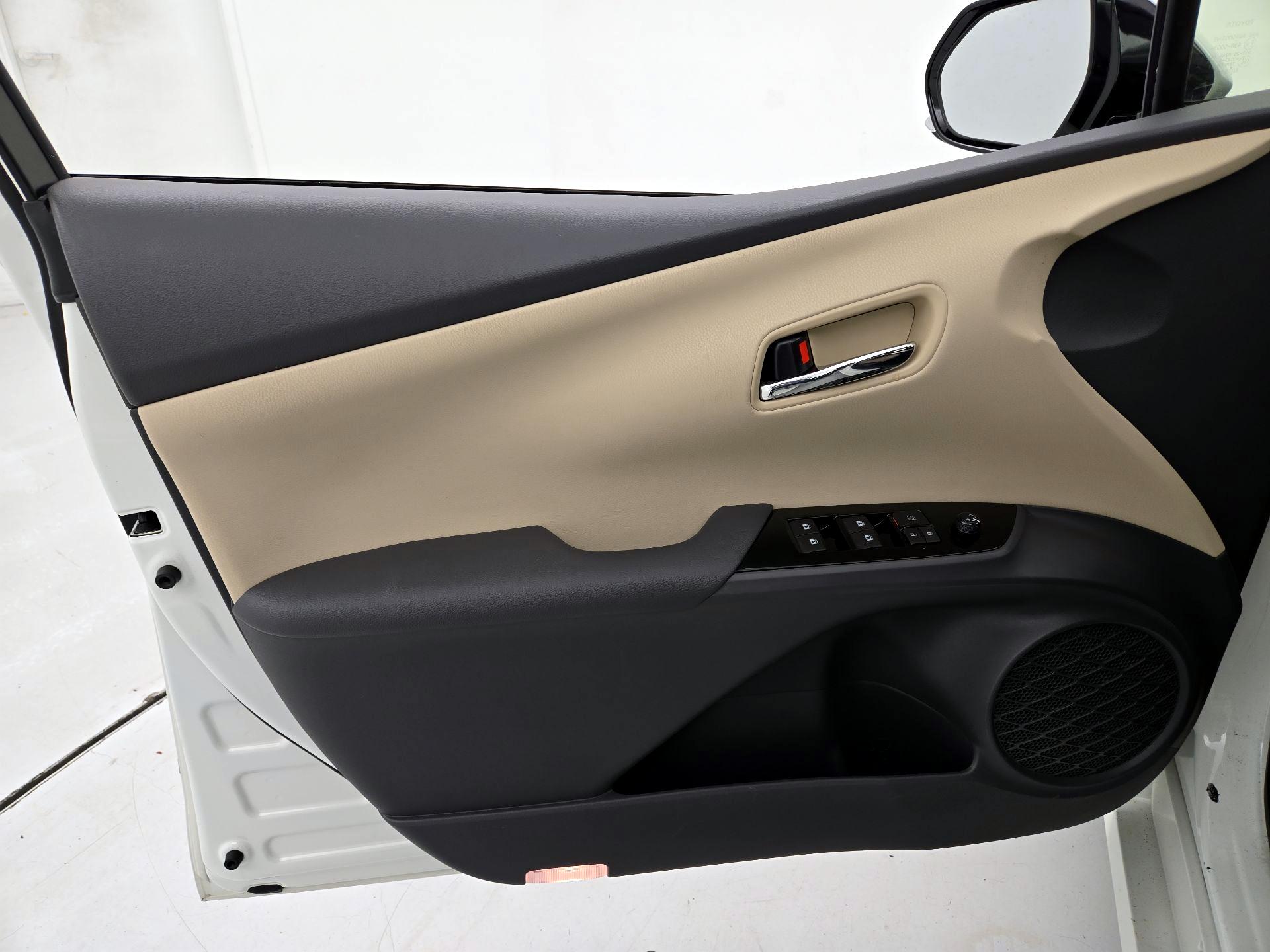 Thumbnail: 2016 Toyota Prius - 12