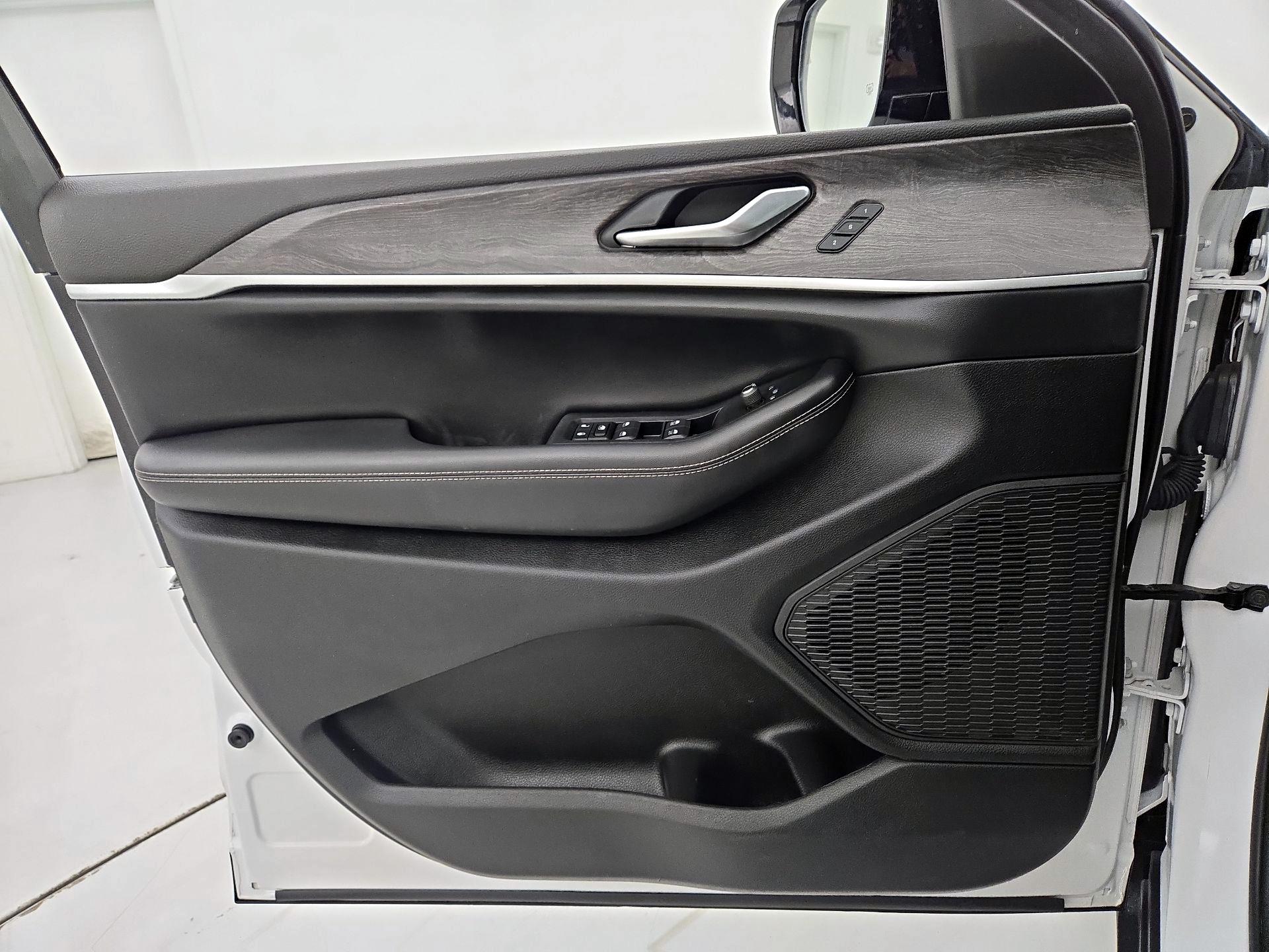 Thumbnail: 2023 Jeep Grand Cherokee - 12