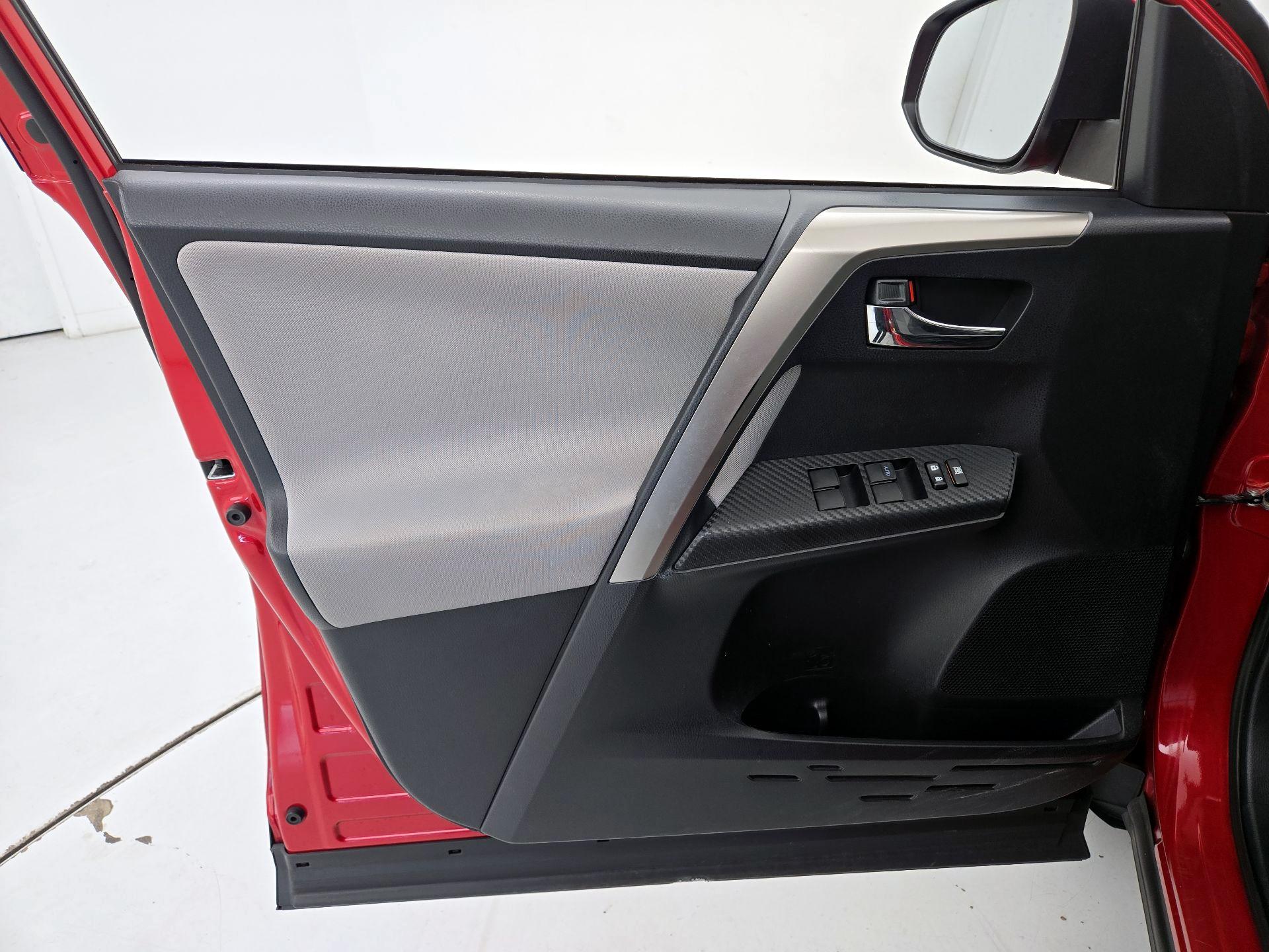 Thumbnail: 2015 Toyota RAV4 - 12