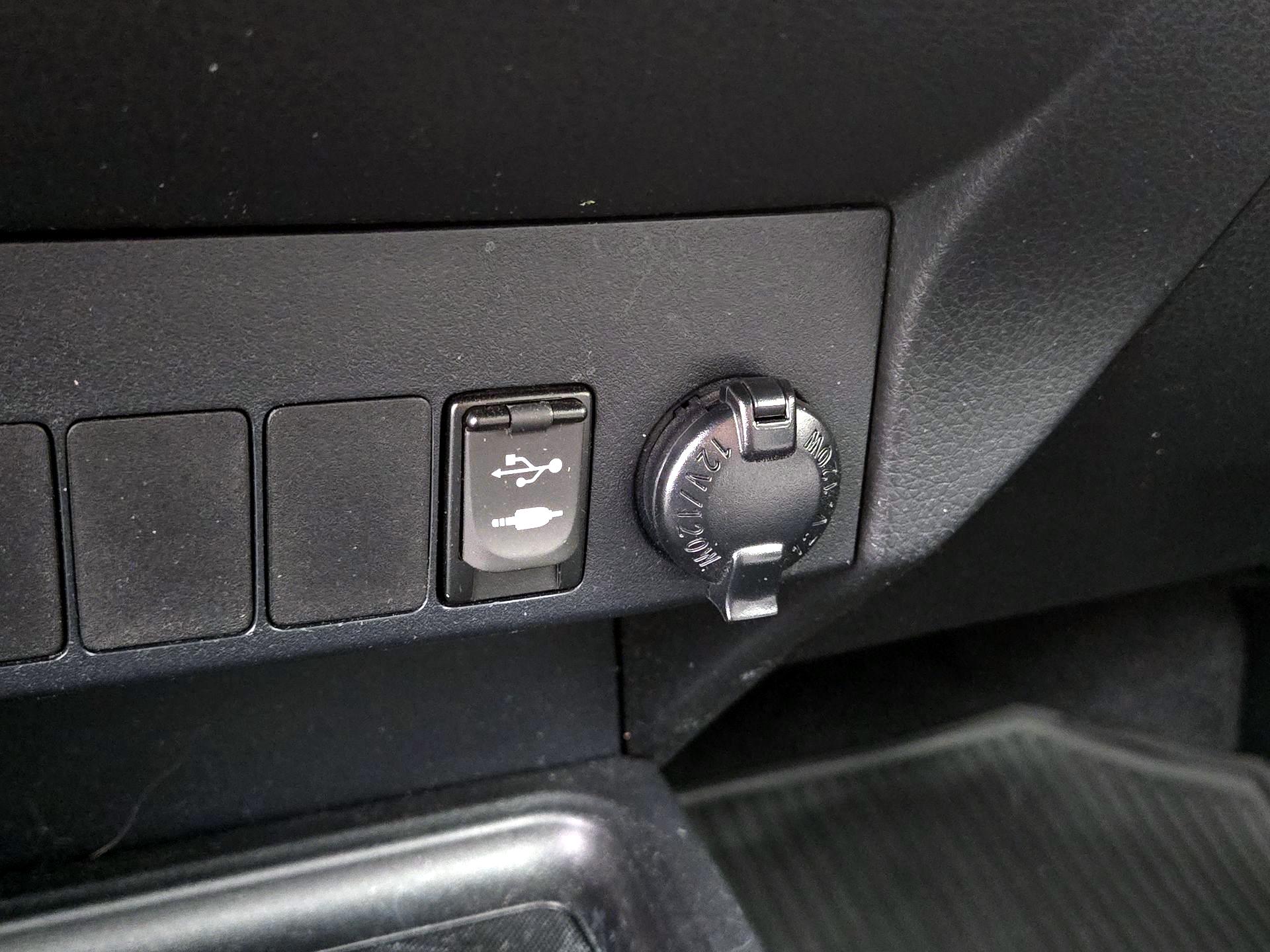 Thumbnail: 2015 Toyota RAV4 - 18