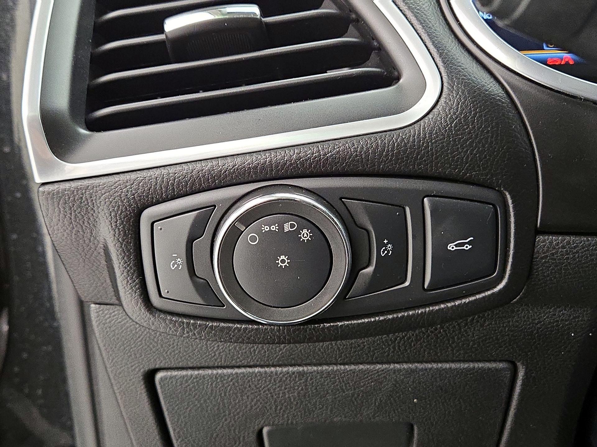 Thumbnail: 2015 Ford Edge - 13