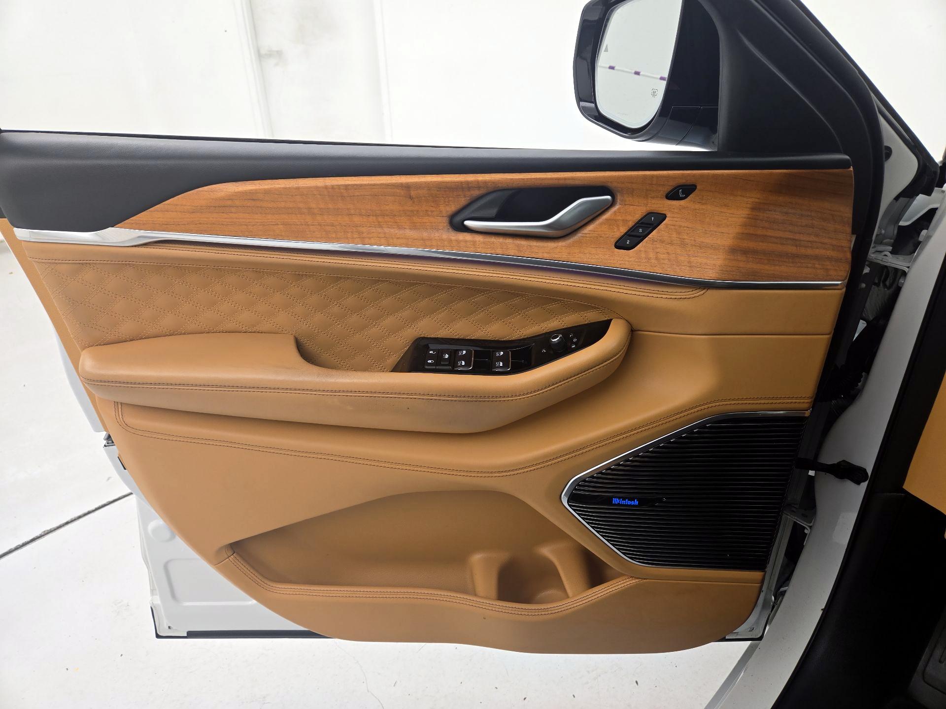 Thumbnail: 2023 Jeep Grand Cherokee - 12