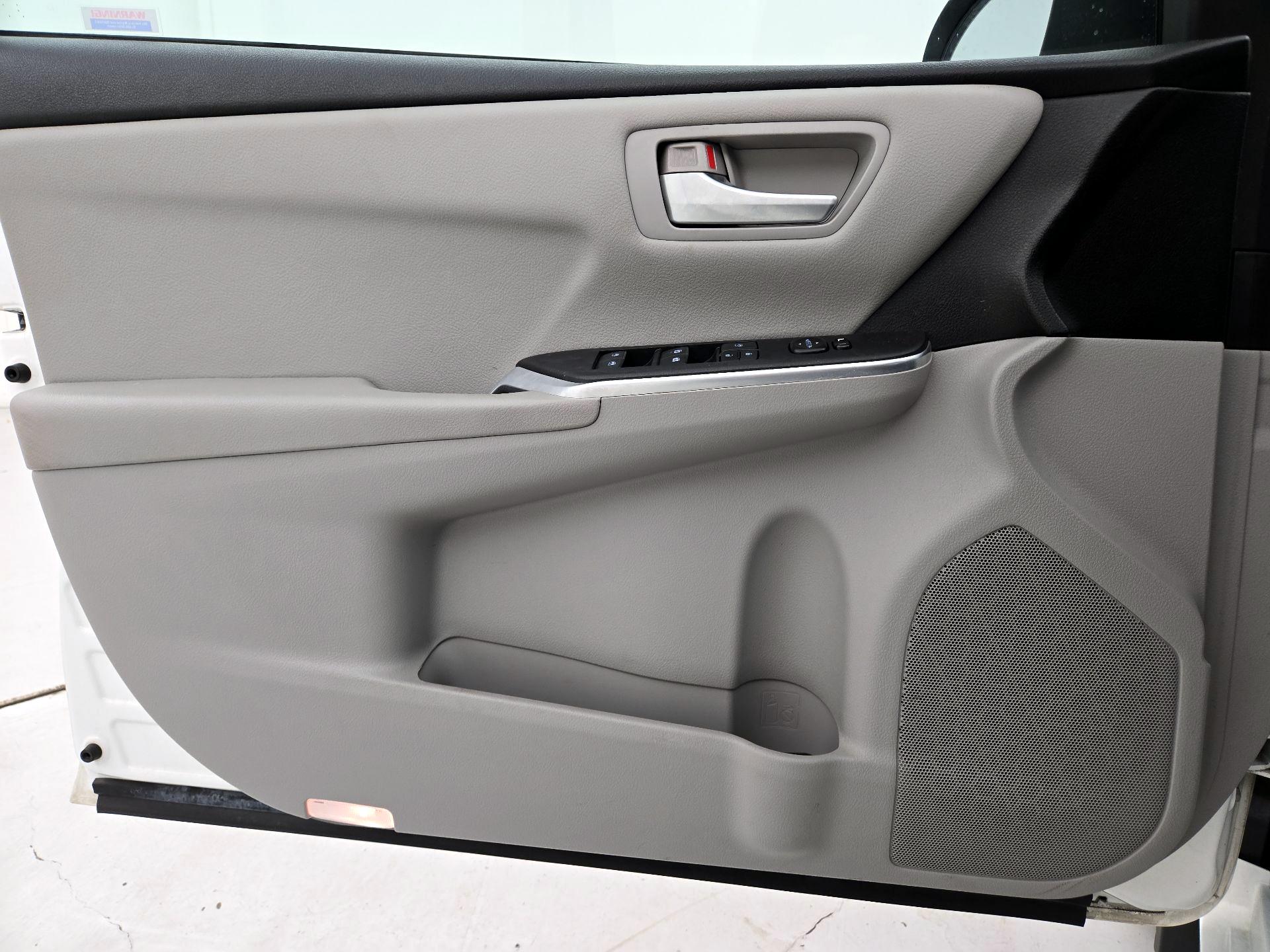 Thumbnail: 2016 Toyota Camry - 12