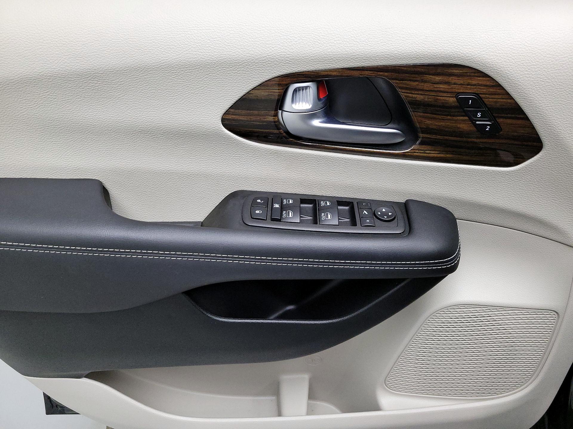 Thumbnail: 2023 Chrysler Pacifica - 12