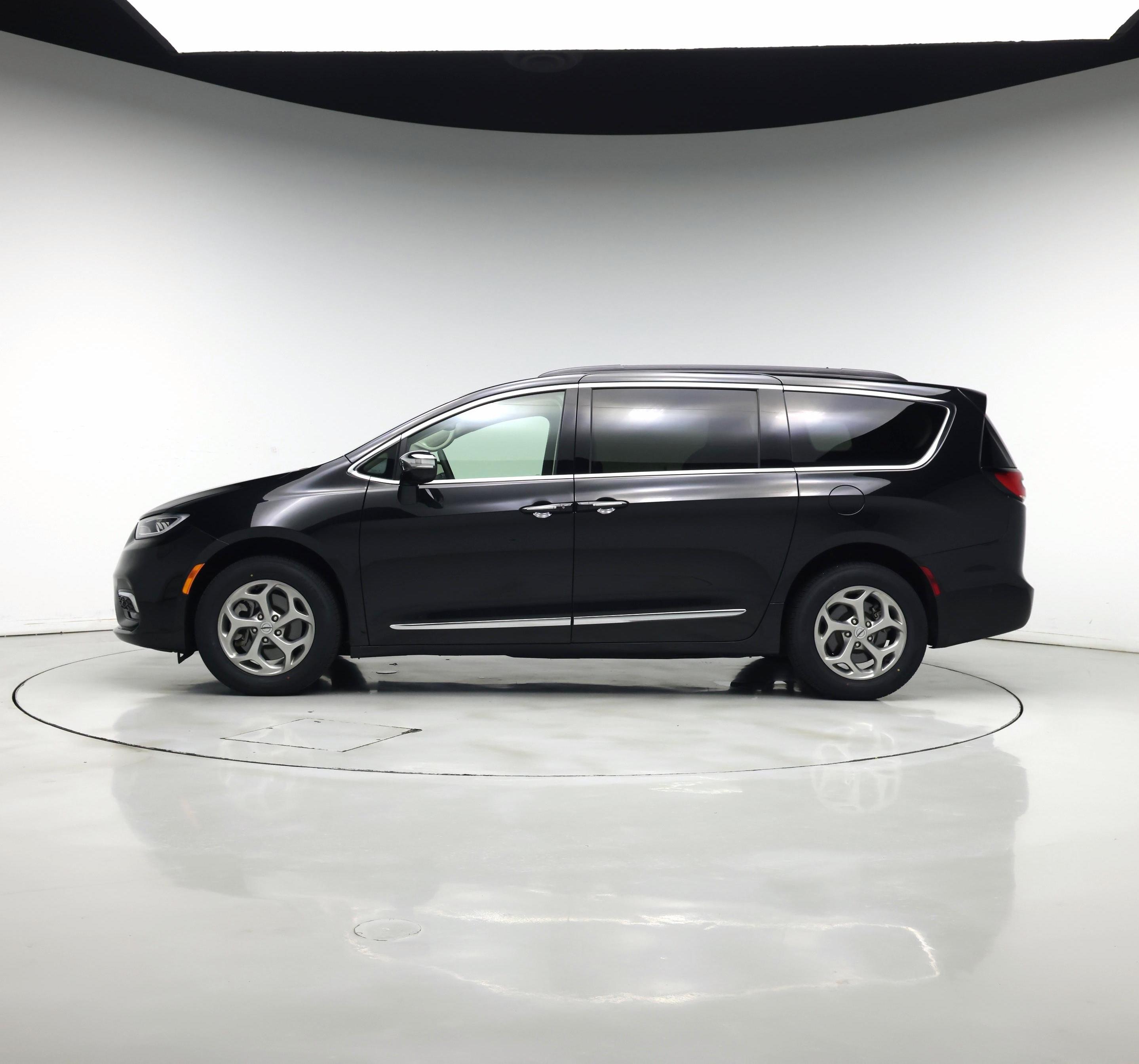 Thumbnail: 2023 Chrysler Pacifica - 3