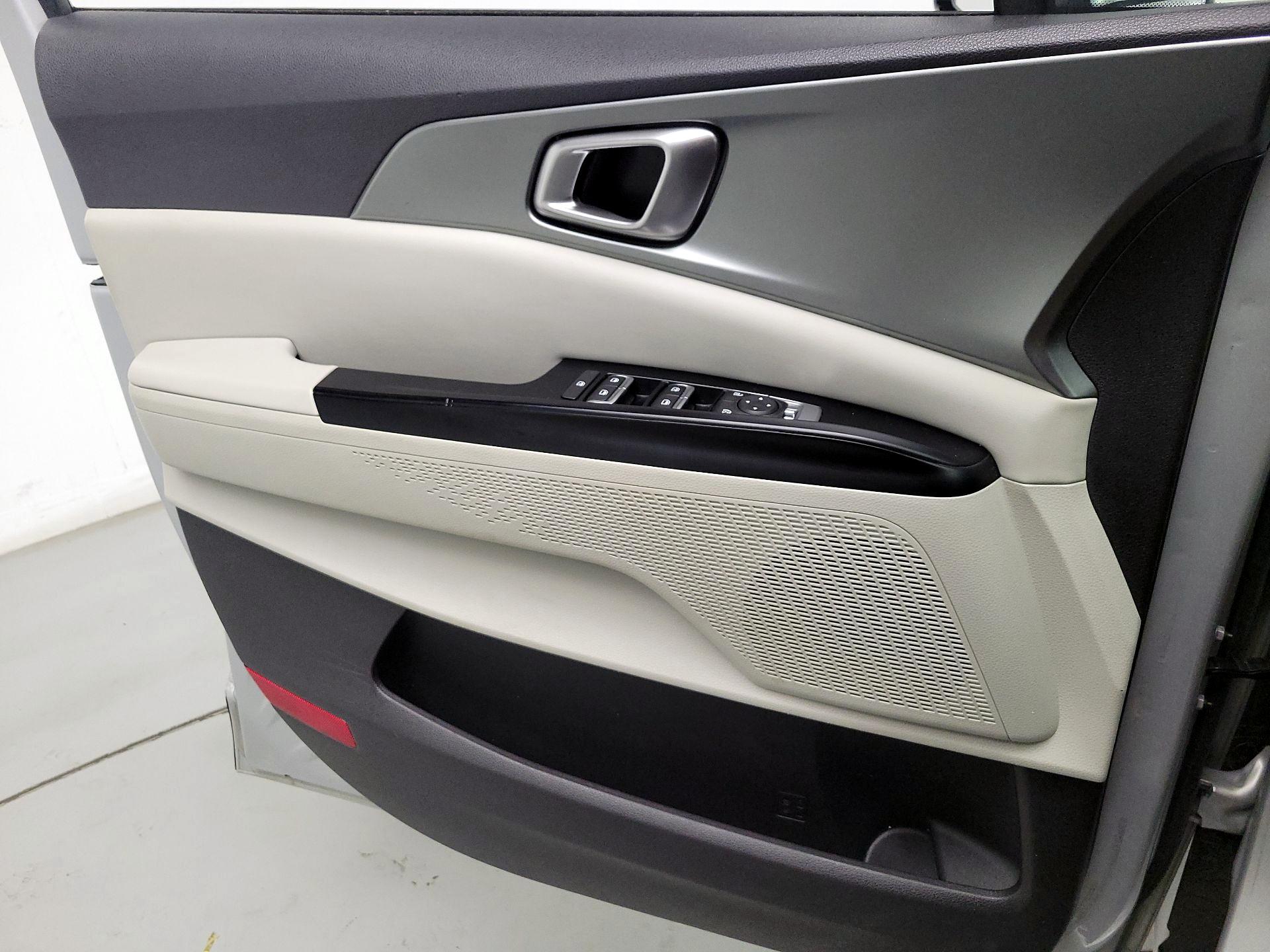 Thumbnail: 2022 Kia Carnival - 12