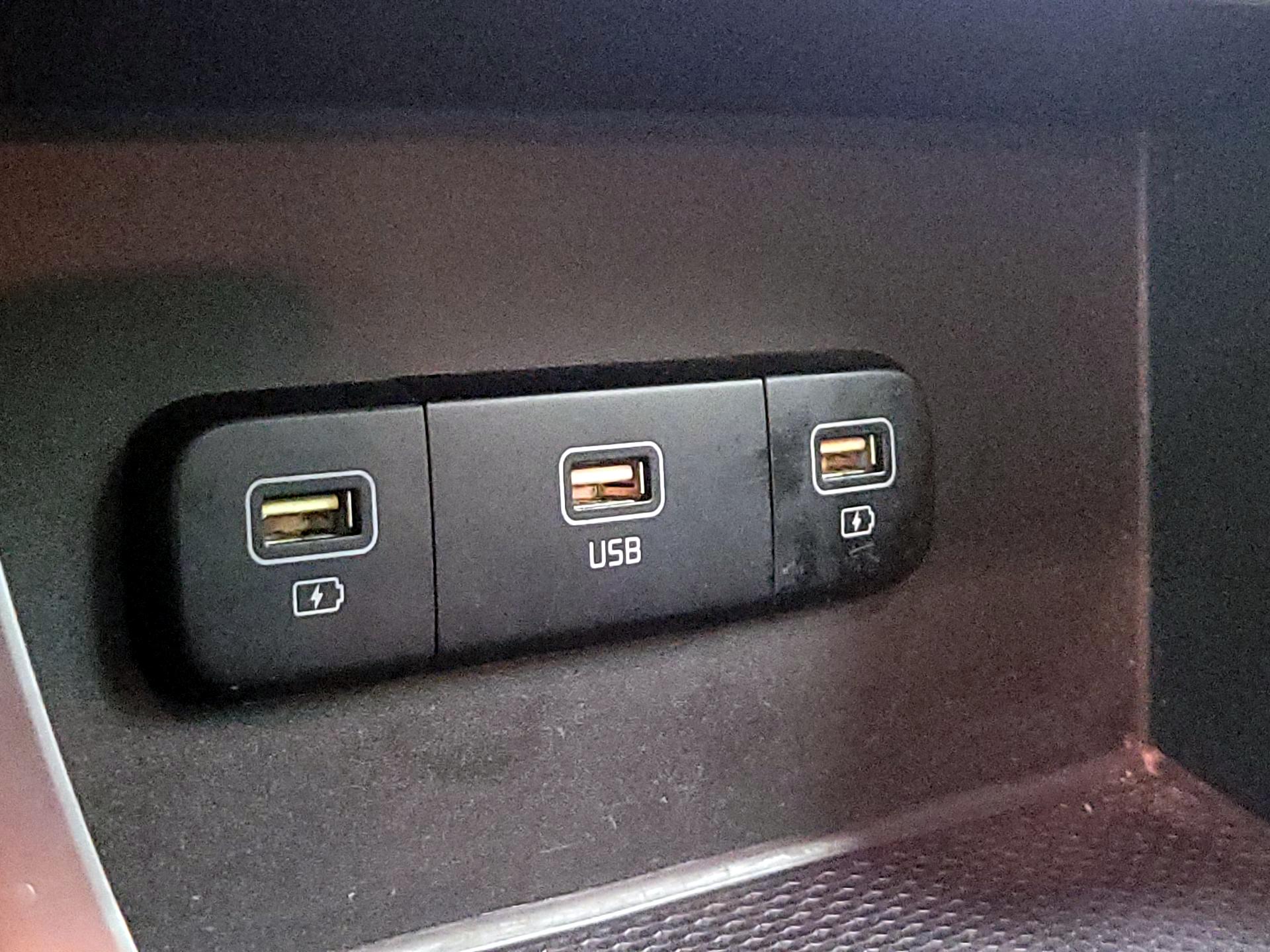 Thumbnail: 2022 Kia Carnival - 18