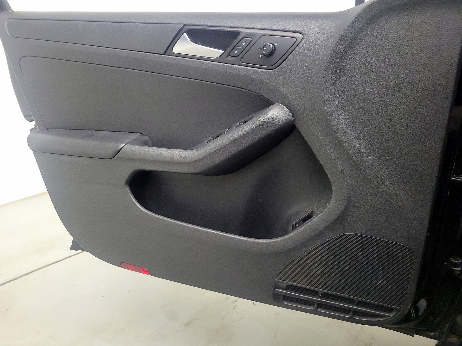 Thumbnail: 2016 Volkswagen Jetta - 12
