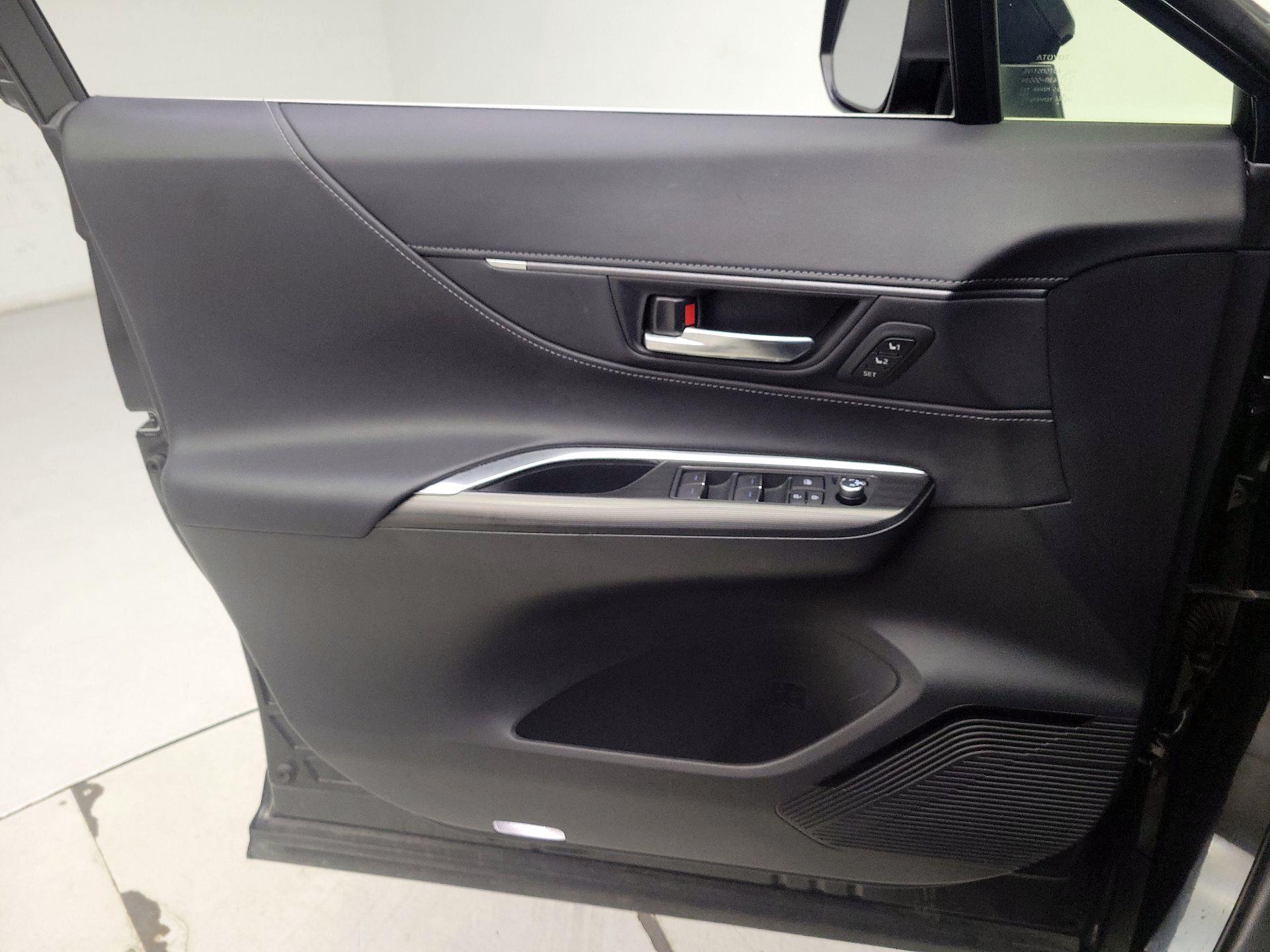 Thumbnail: 2021 Toyota Venza - 12