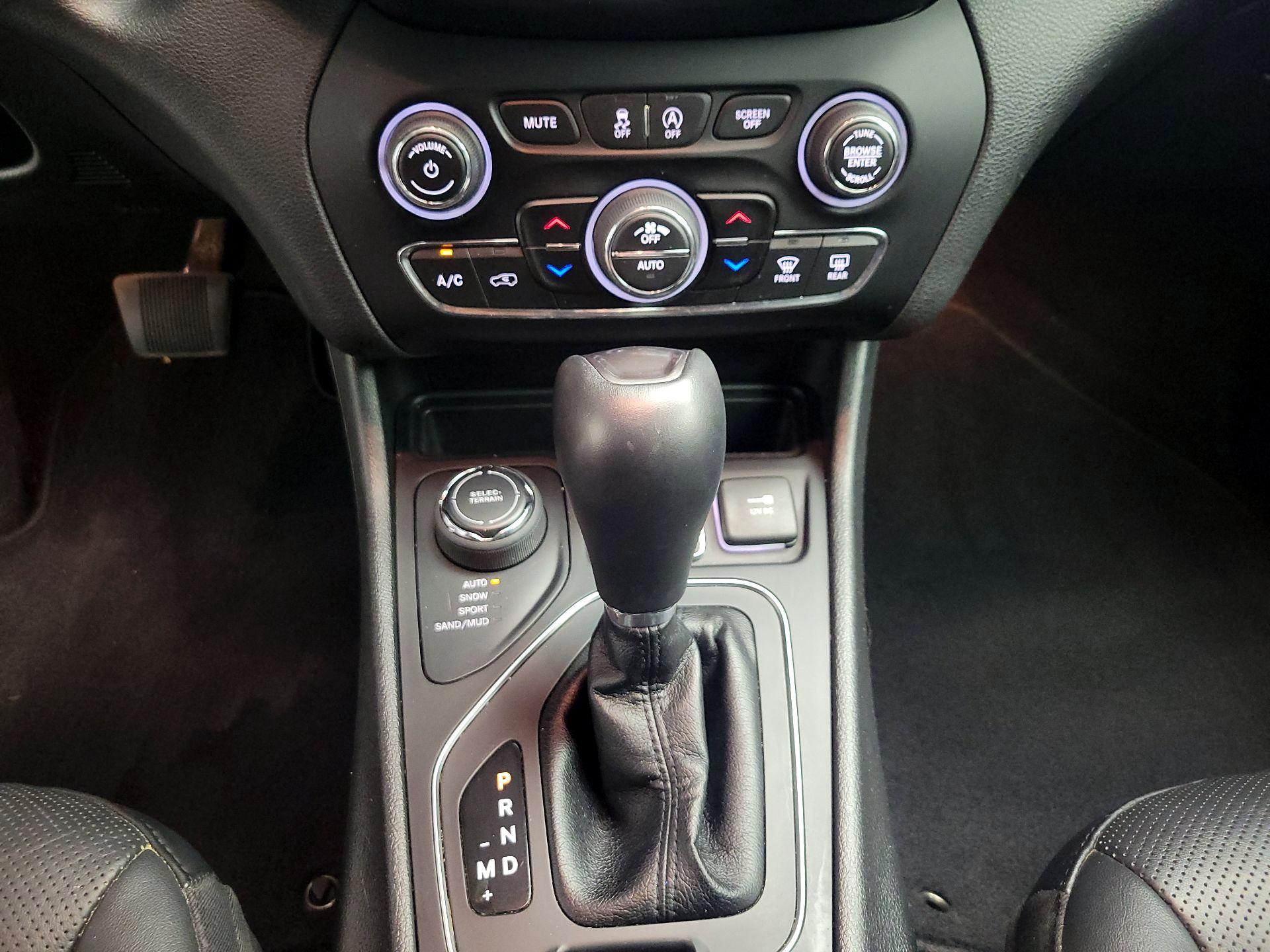 Thumbnail: 2021 Jeep Cherokee - 16