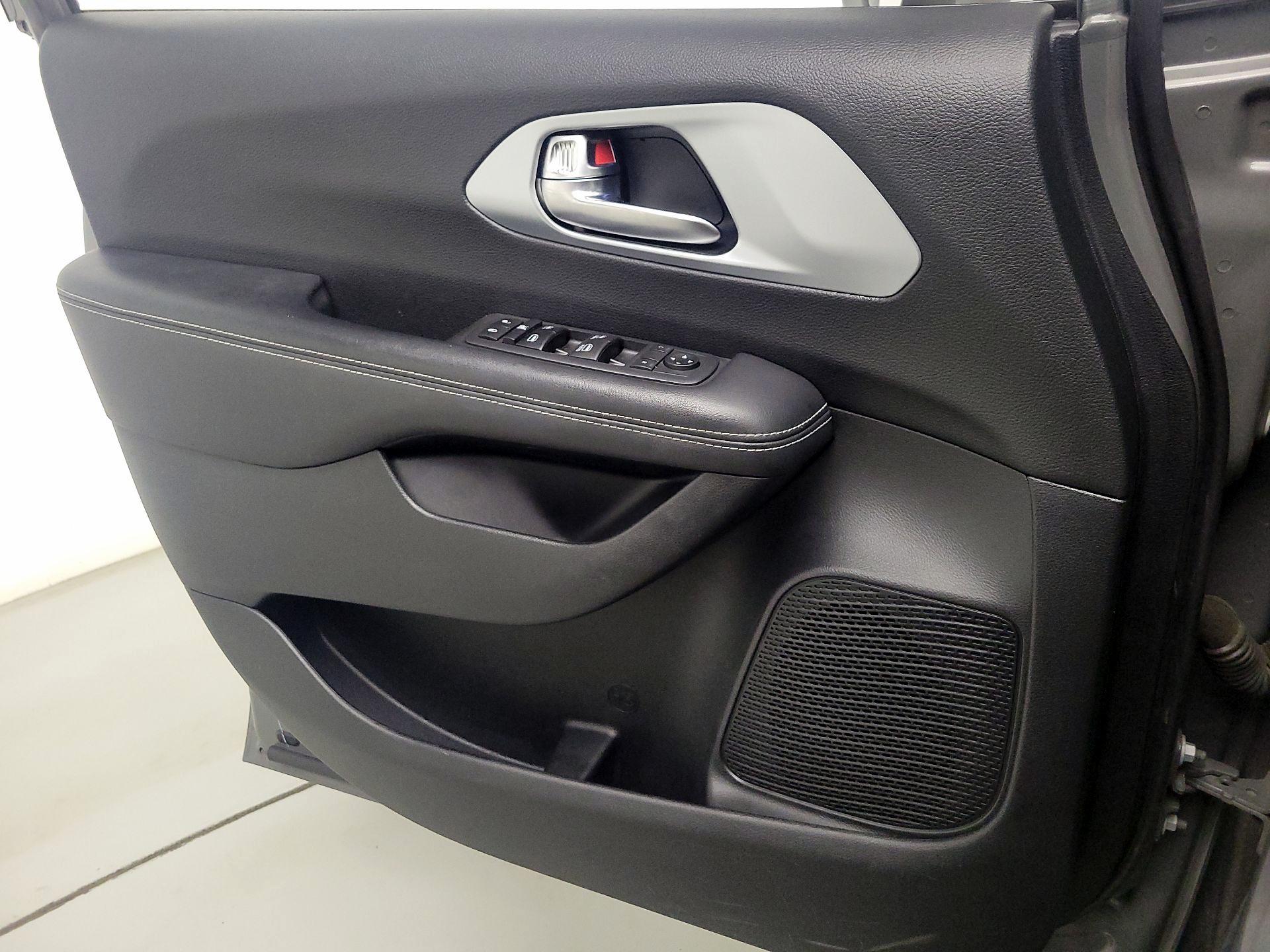 Thumbnail: 2020 Chrysler Pacifica - 12