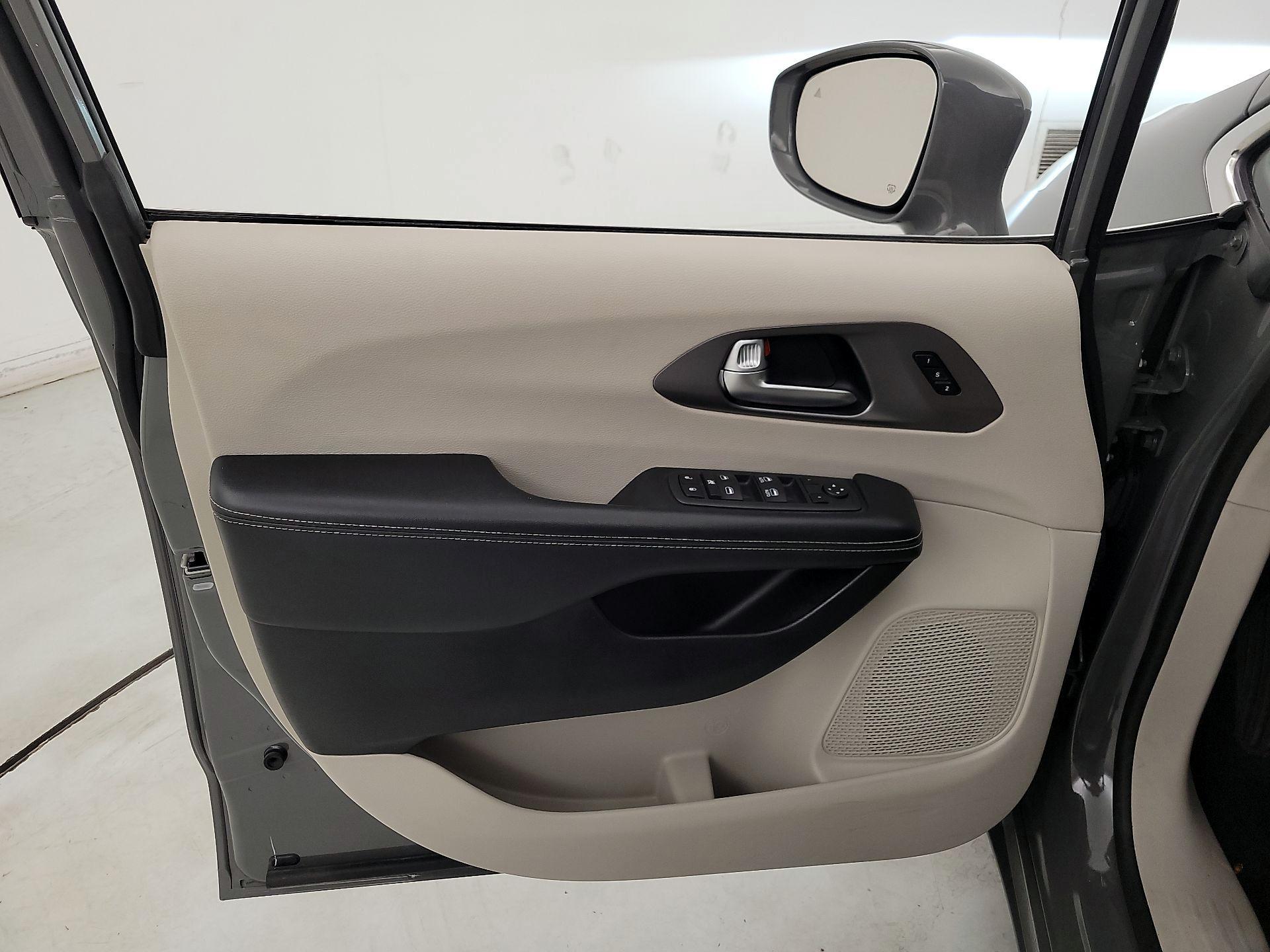 Thumbnail: 2021 Chrysler Pacifica - 12