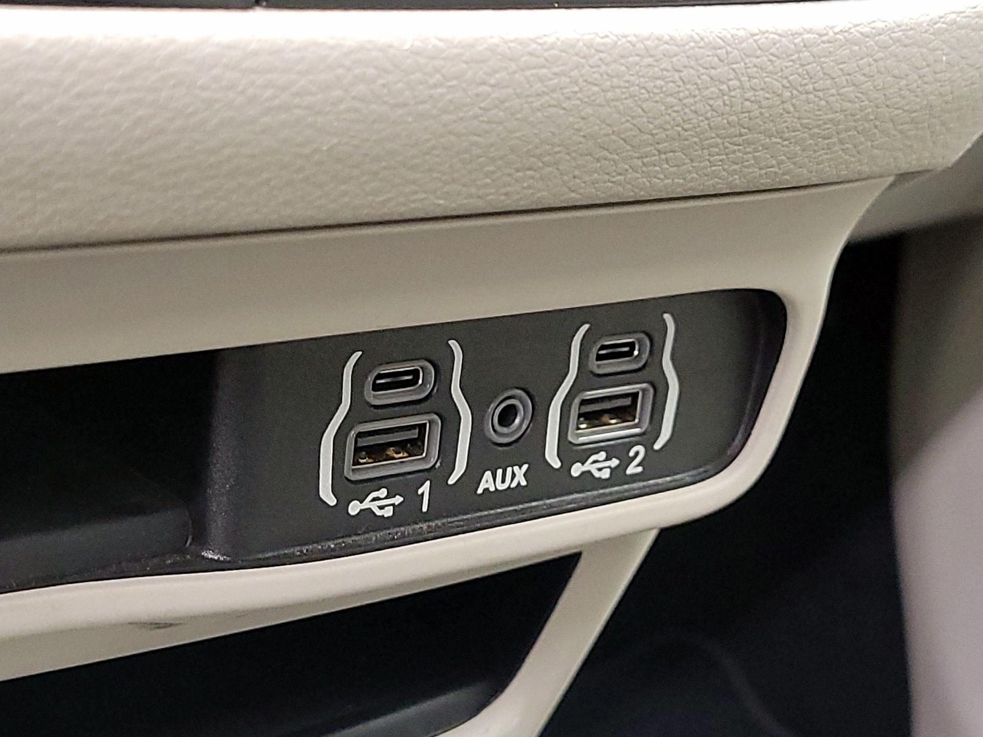 Thumbnail: 2021 Chrysler Pacifica - 18