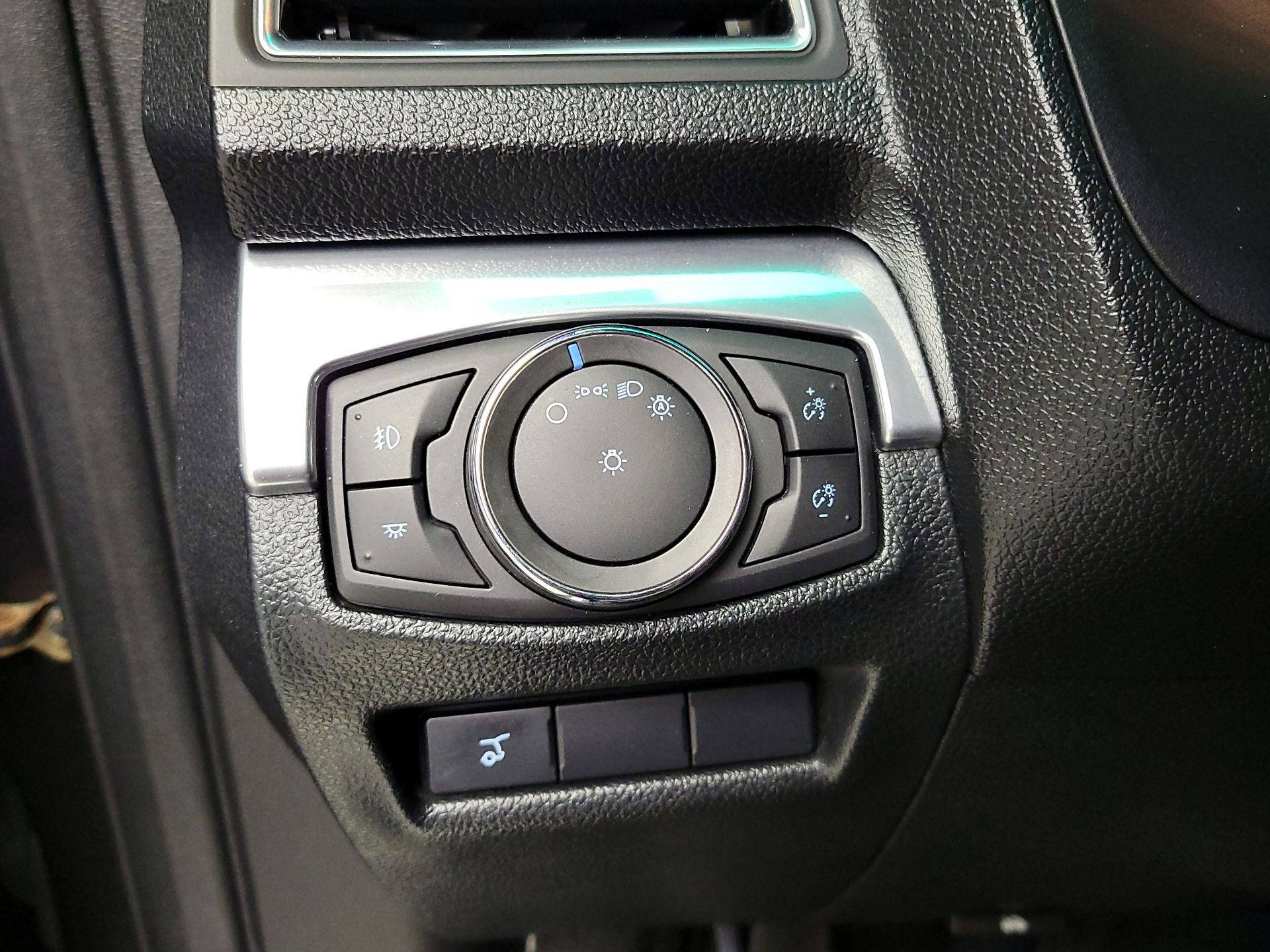 Thumbnail: 2016 Ford Explorer - 13