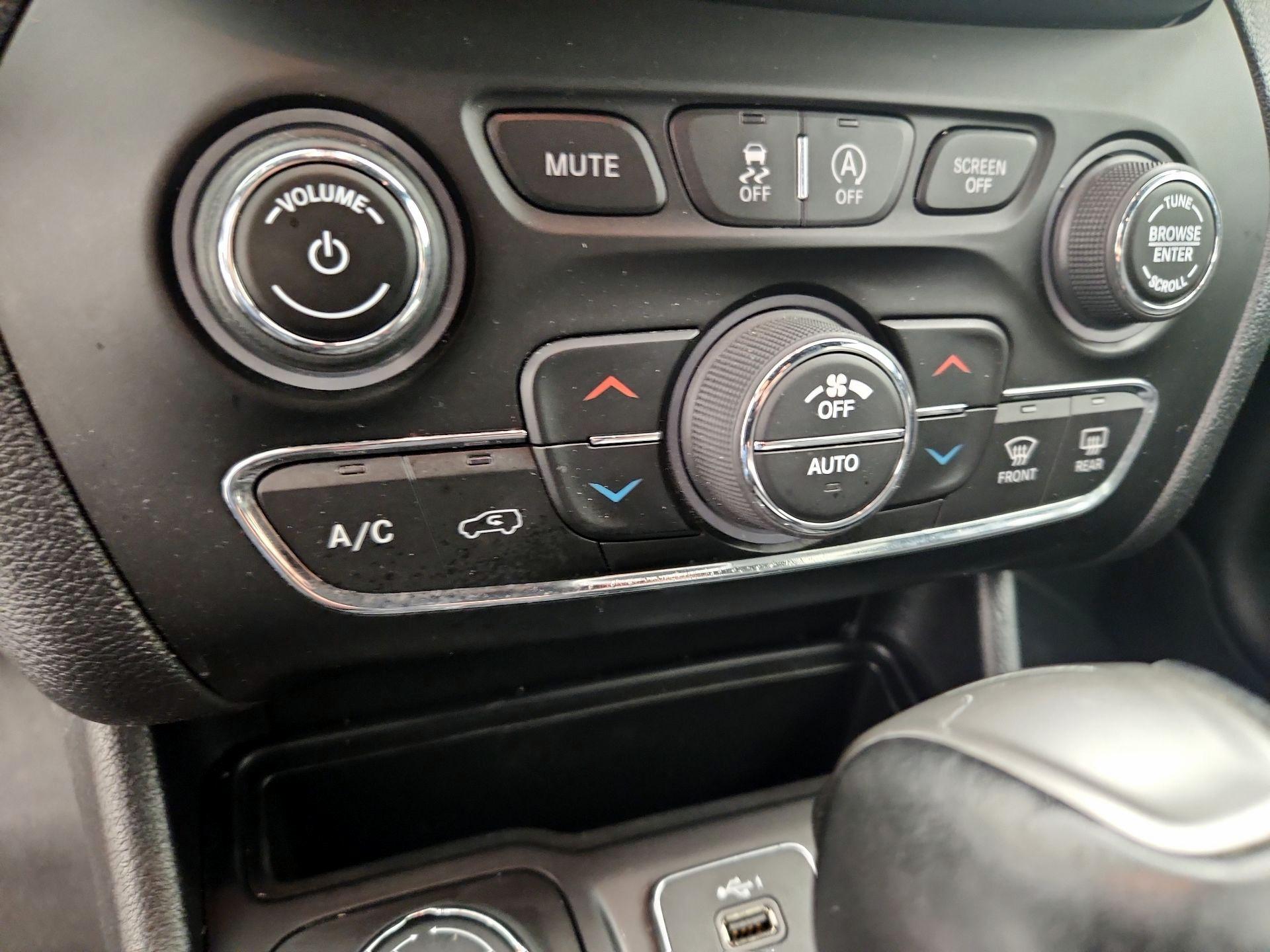 Thumbnail: 2020 Jeep Cherokee - 17