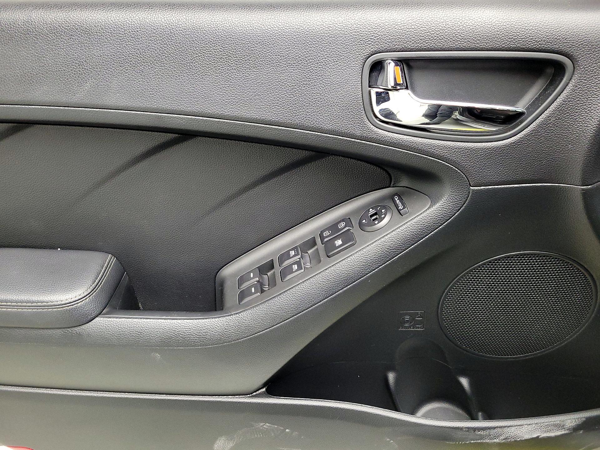 Thumbnail: 2015 Kia Forte - 12