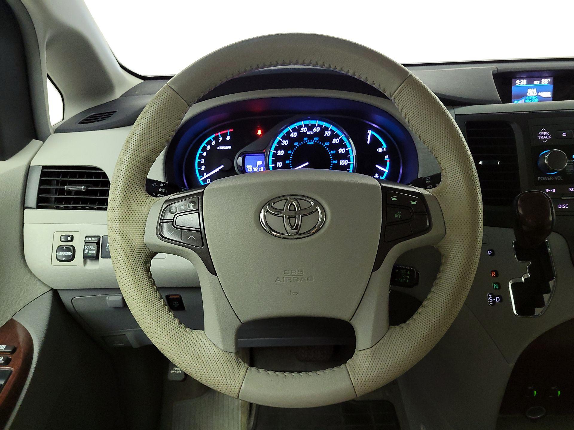 Thumbnail: 2014 Toyota Sienna - 10