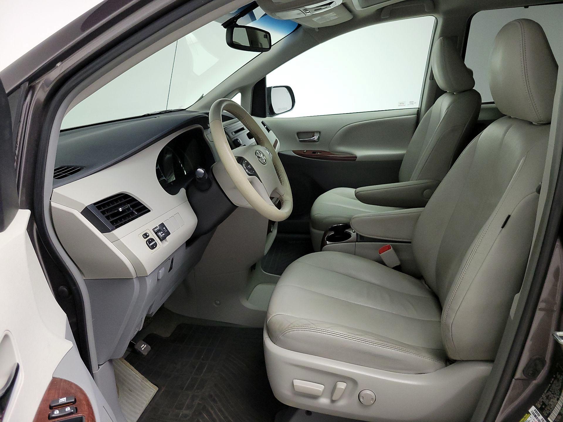 Thumbnail: 2014 Toyota Sienna - 11