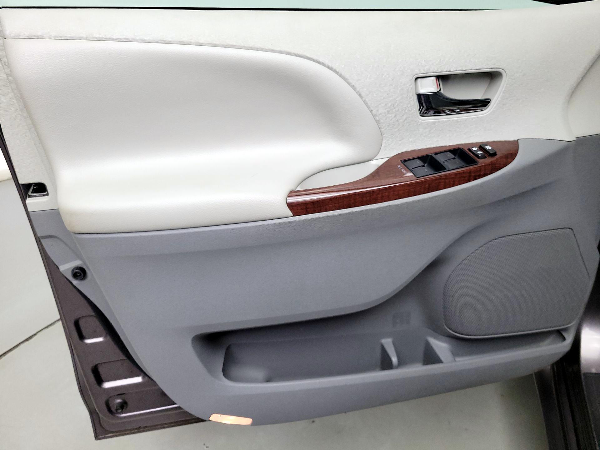 Thumbnail: 2014 Toyota Sienna - 12