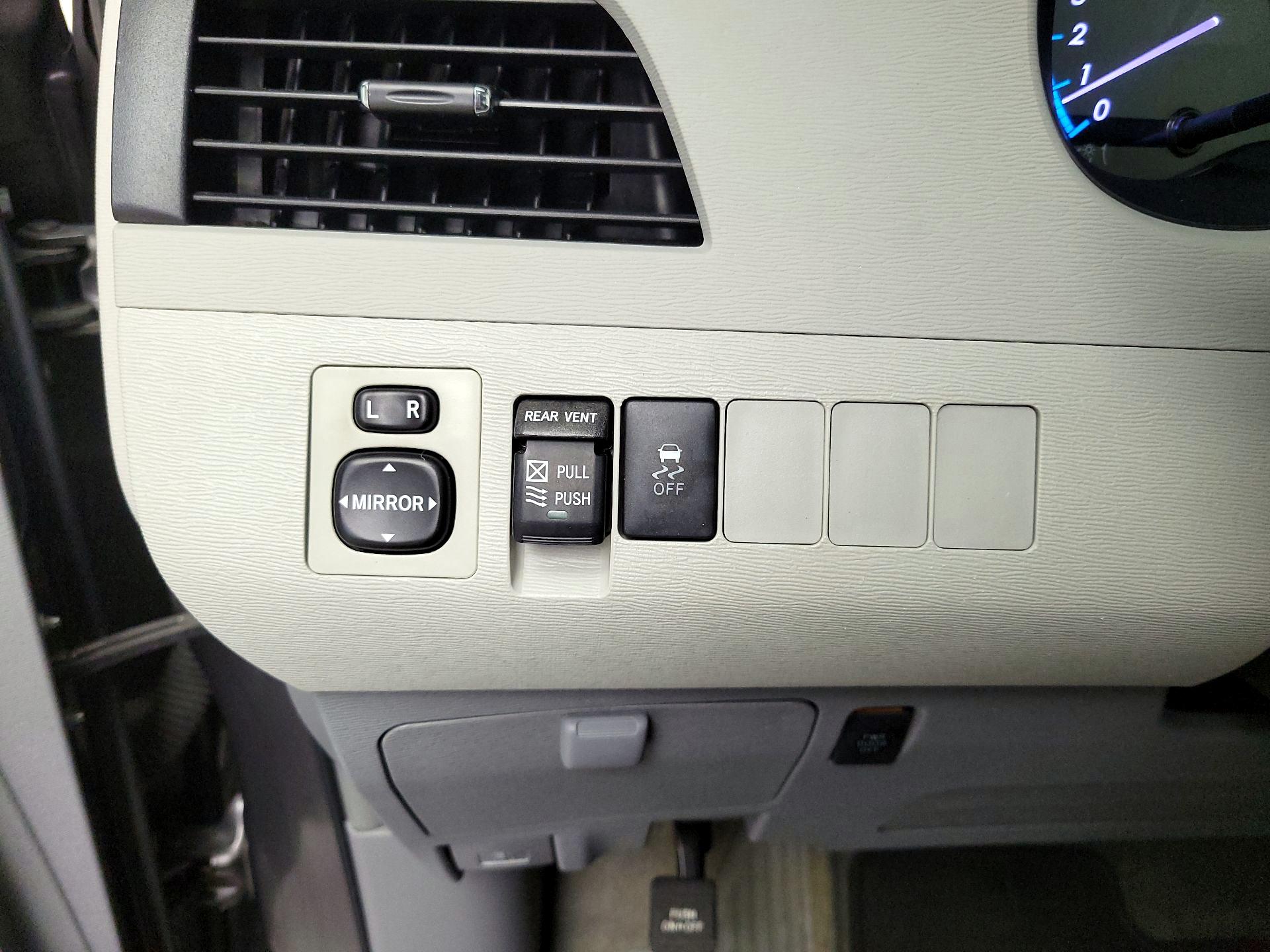 Thumbnail: 2014 Toyota Sienna - 13