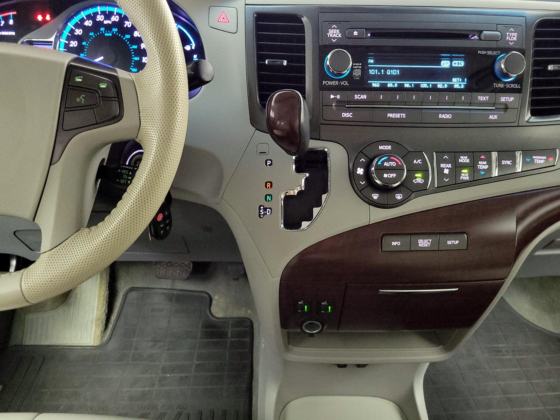 Thumbnail: 2014 Toyota Sienna - 17
