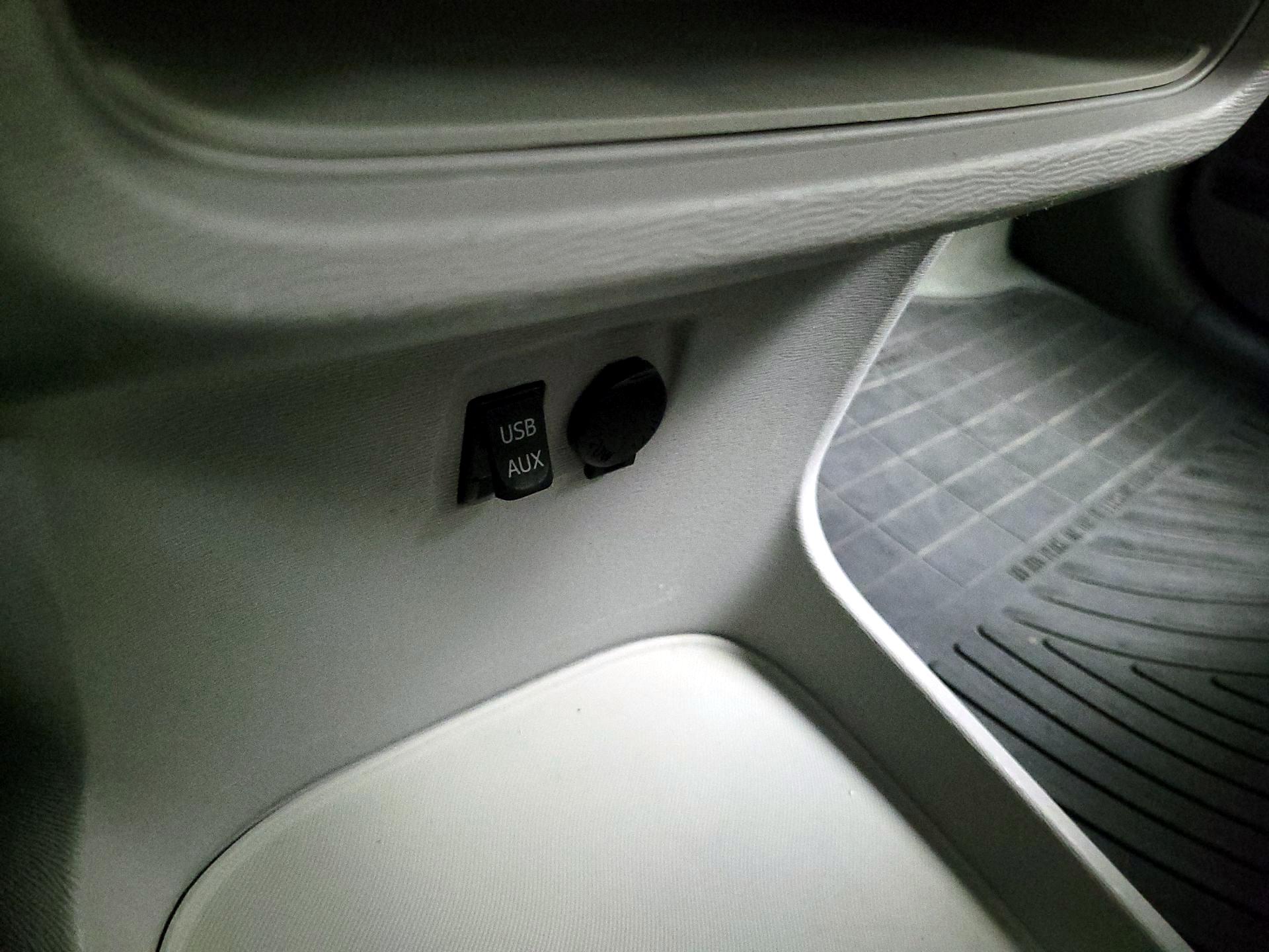 Thumbnail: 2014 Toyota Sienna - 18