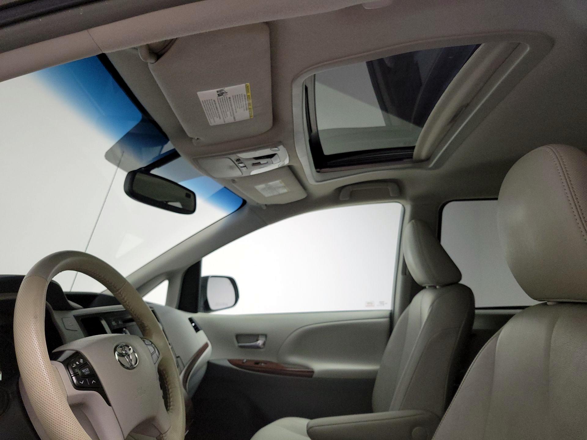 Thumbnail: 2014 Toyota Sienna - 19