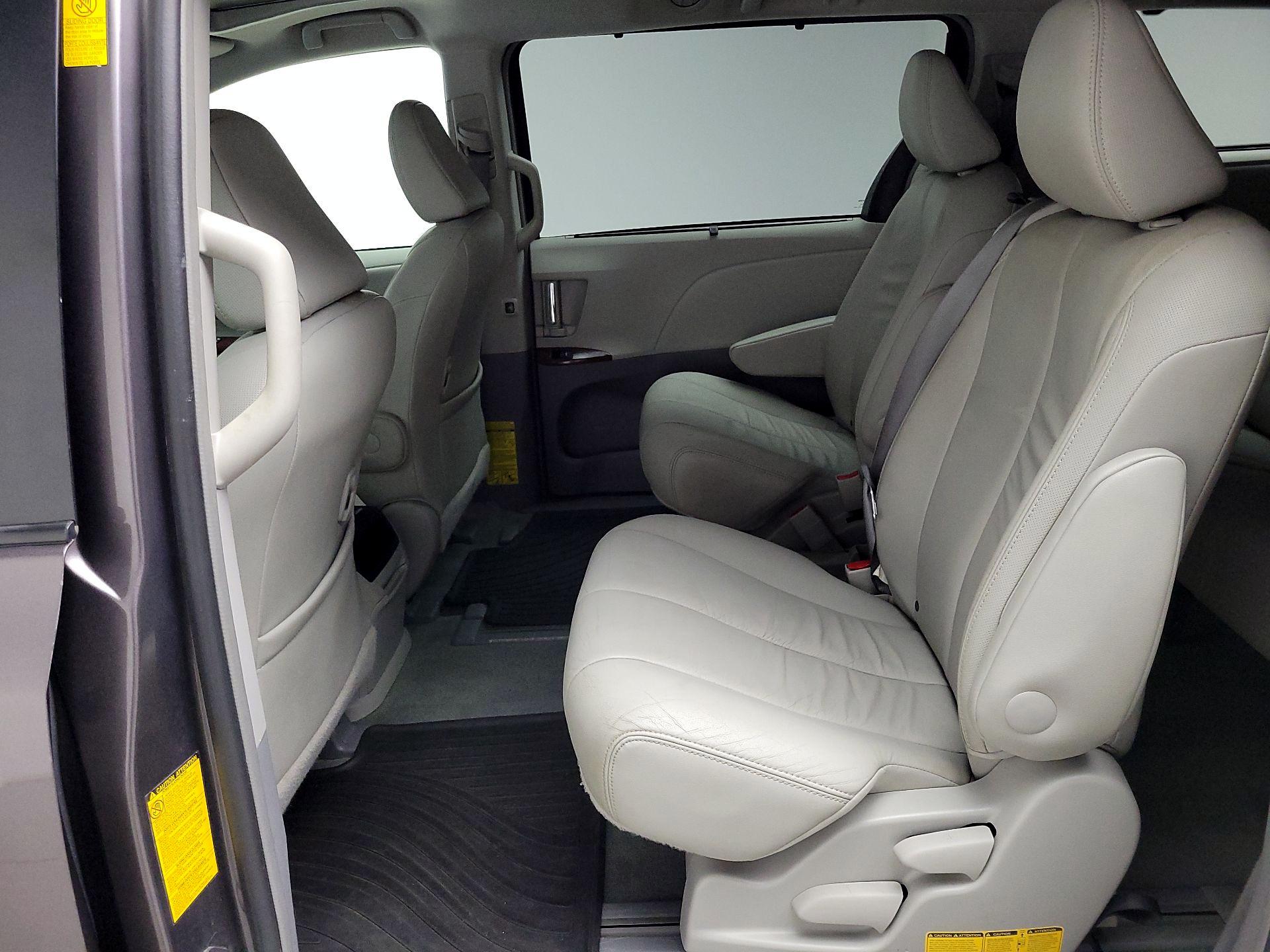 Thumbnail: 2014 Toyota Sienna - 20