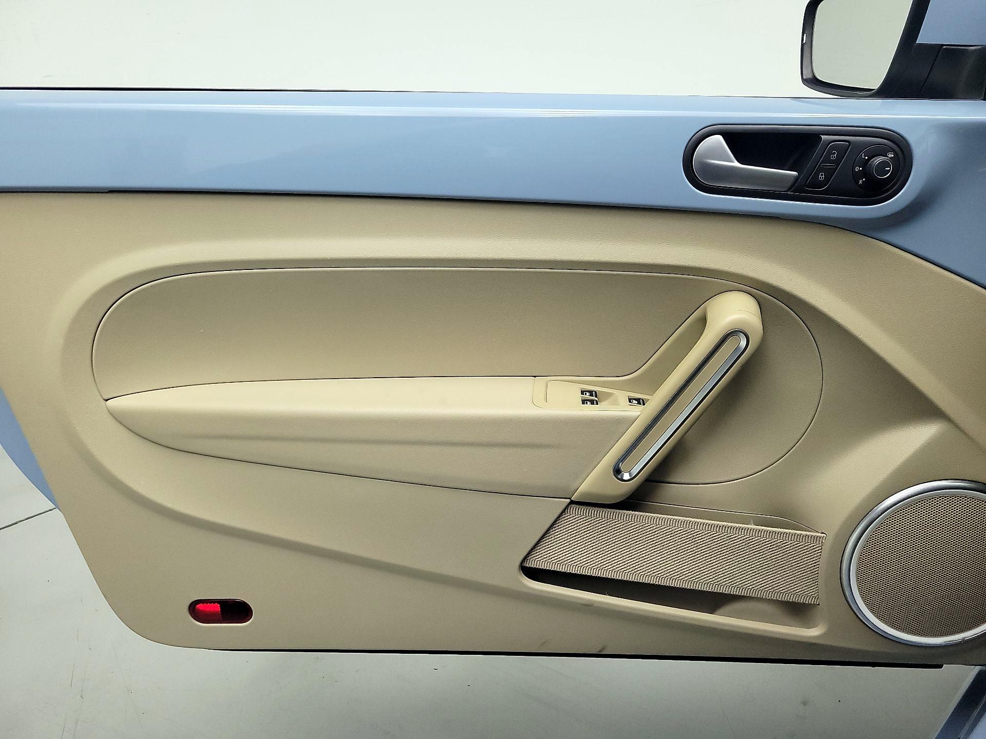 Thumbnail: 2015 Volkswagen Beetle - 12