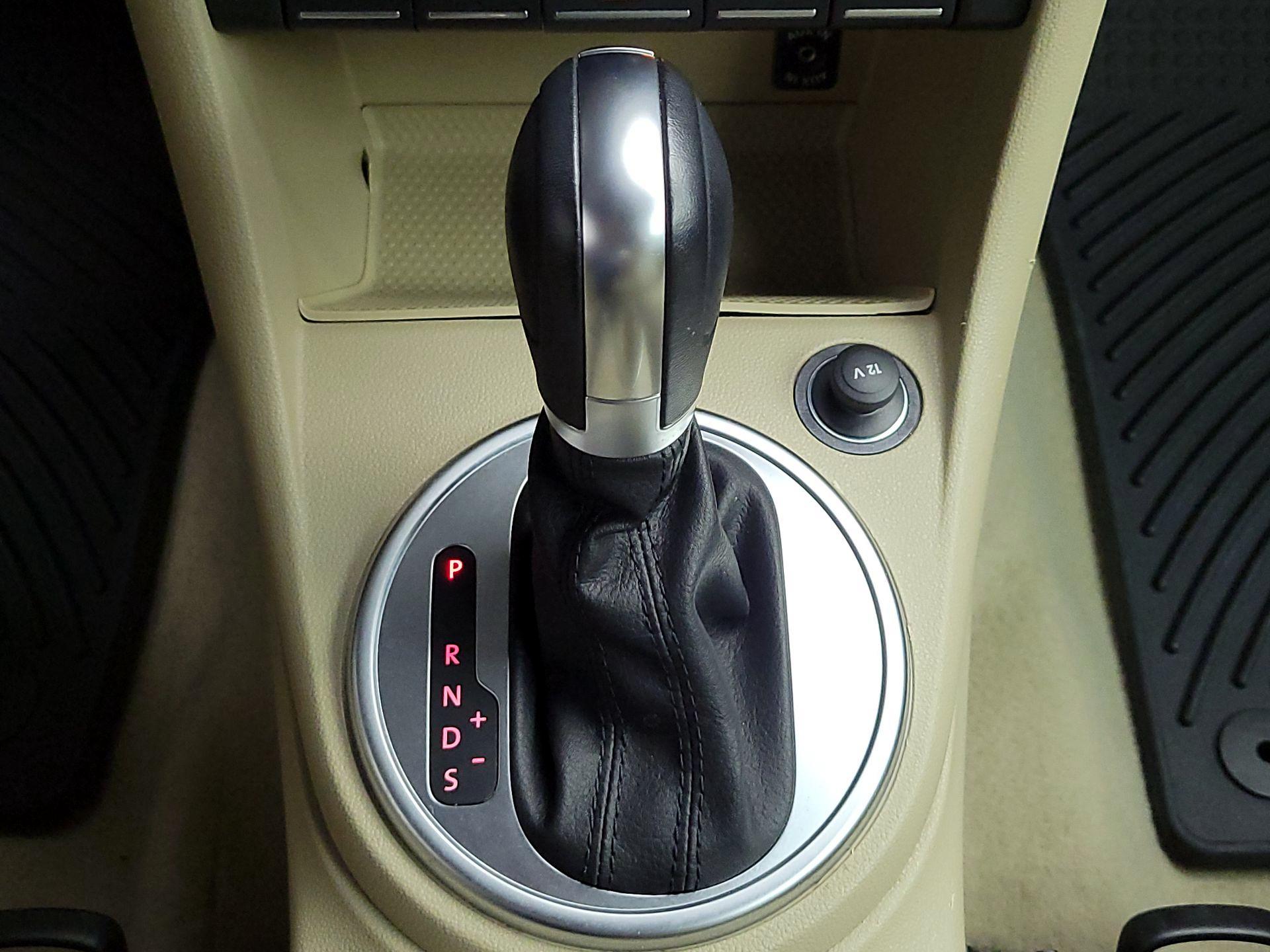Thumbnail: 2015 Volkswagen Beetle - 16