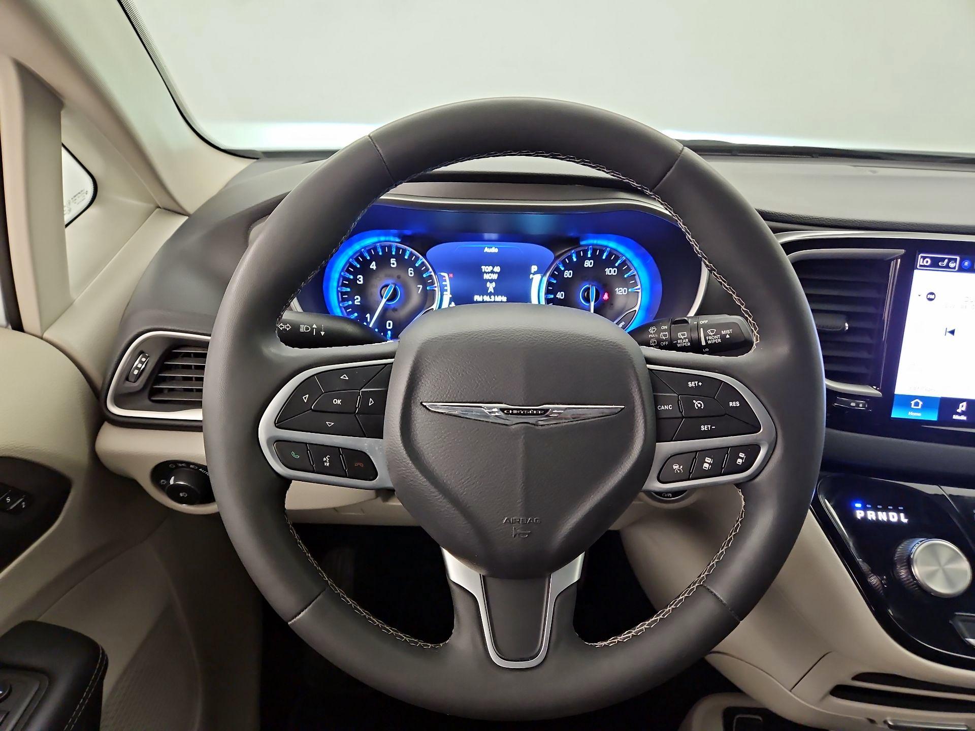 Thumbnail: 2023 Chrysler Pacifica - 10