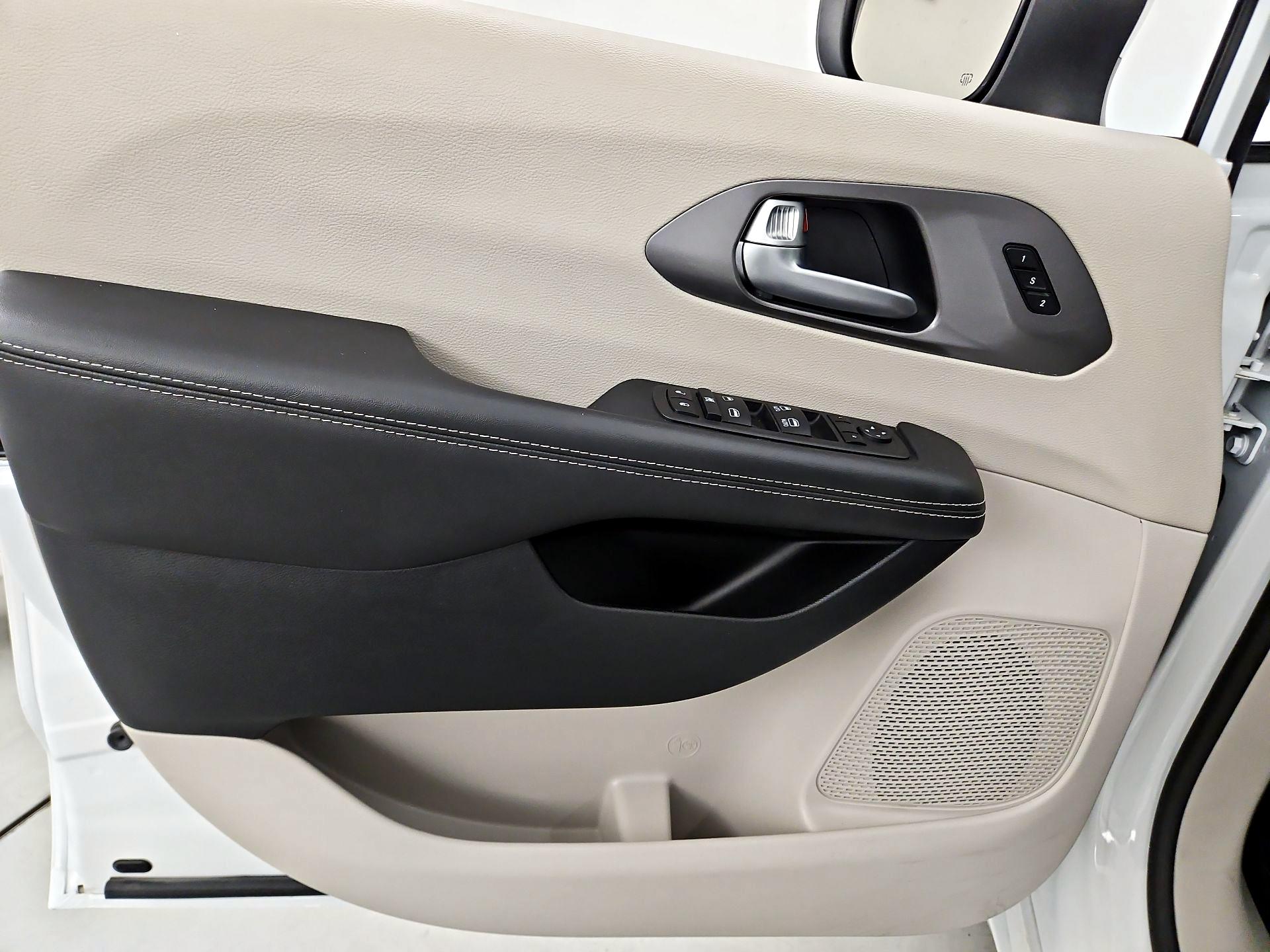 Thumbnail: 2023 Chrysler Pacifica - 12