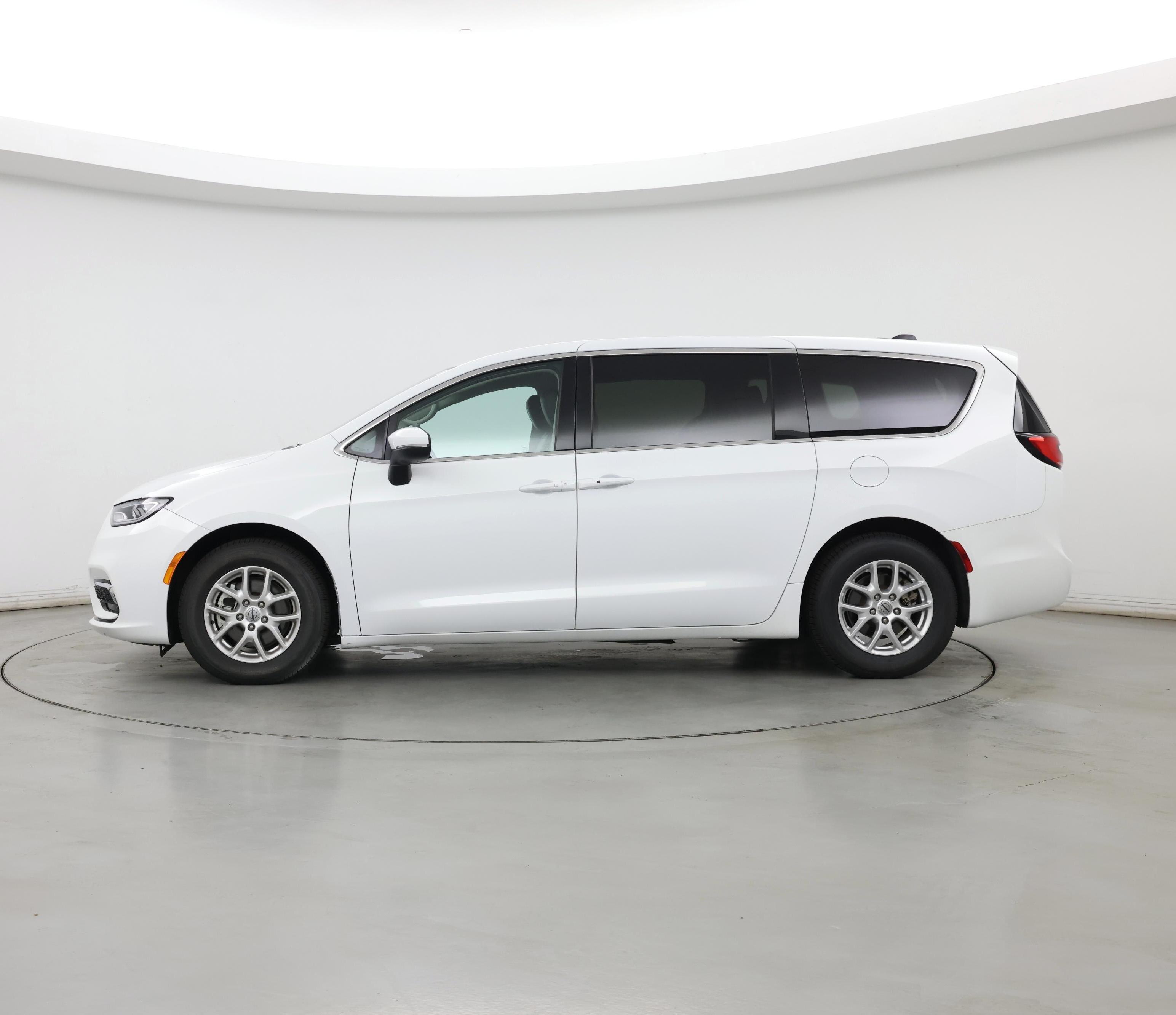 Thumbnail: 2023 Chrysler Pacifica - 3