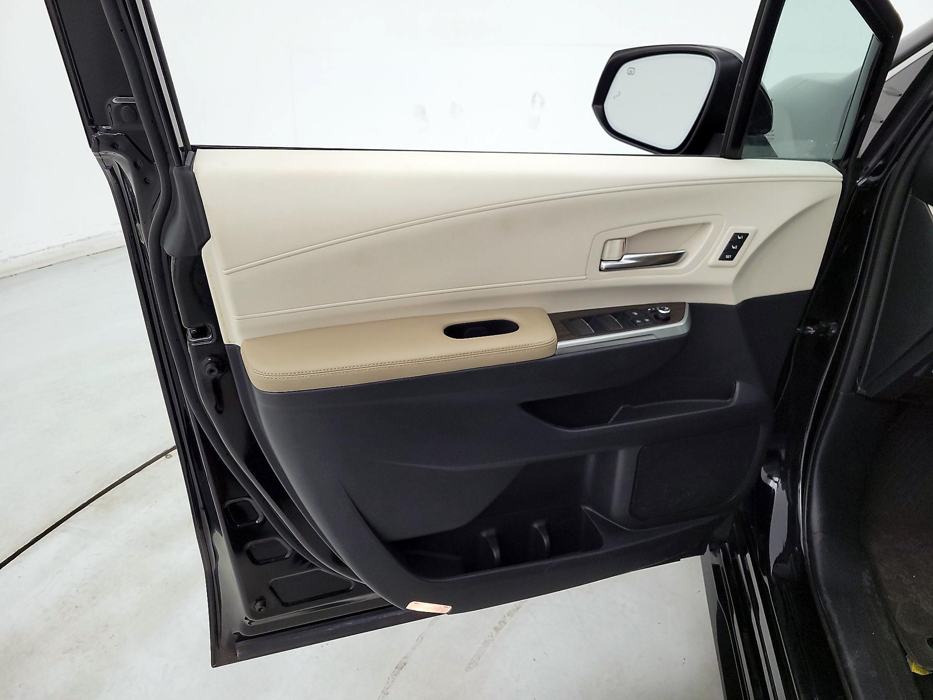 Thumbnail: 2021 Toyota Sienna - 12