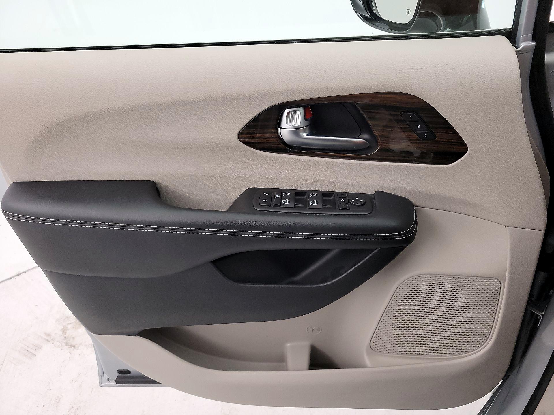Thumbnail: 2023 Chrysler Pacifica - 12