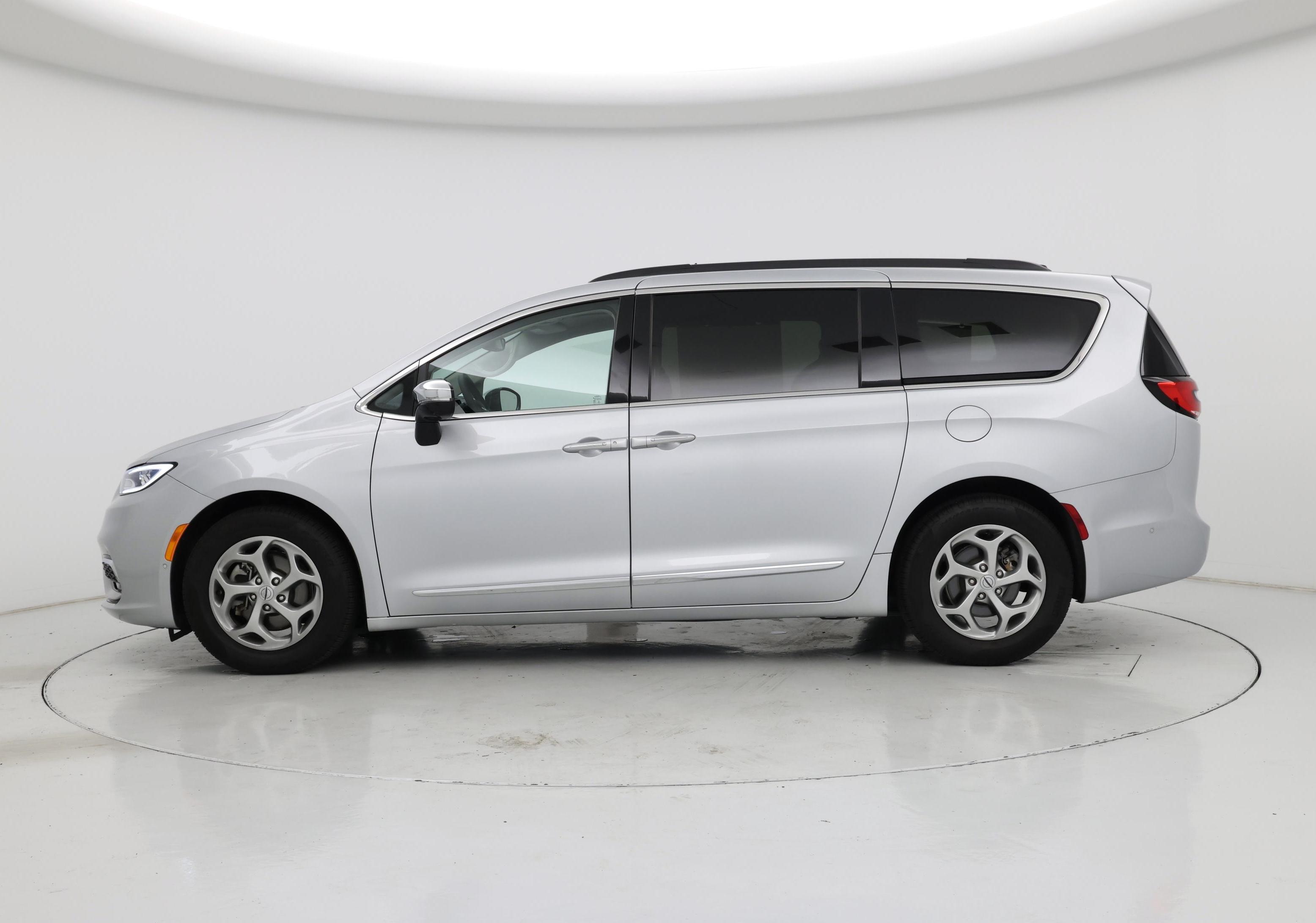 Thumbnail: 2023 Chrysler Pacifica - 3