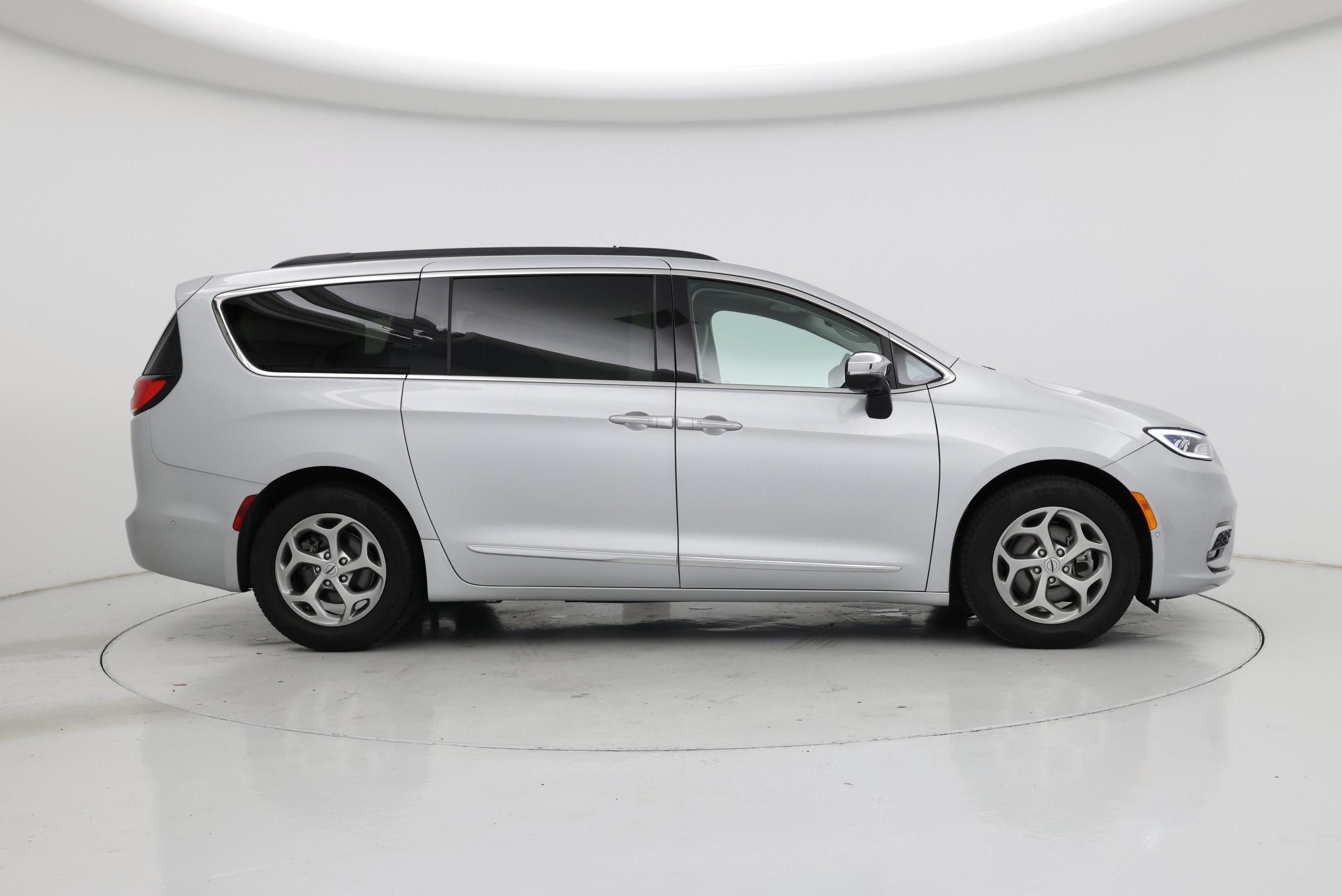 Thumbnail: 2023 Chrysler Pacifica - 7