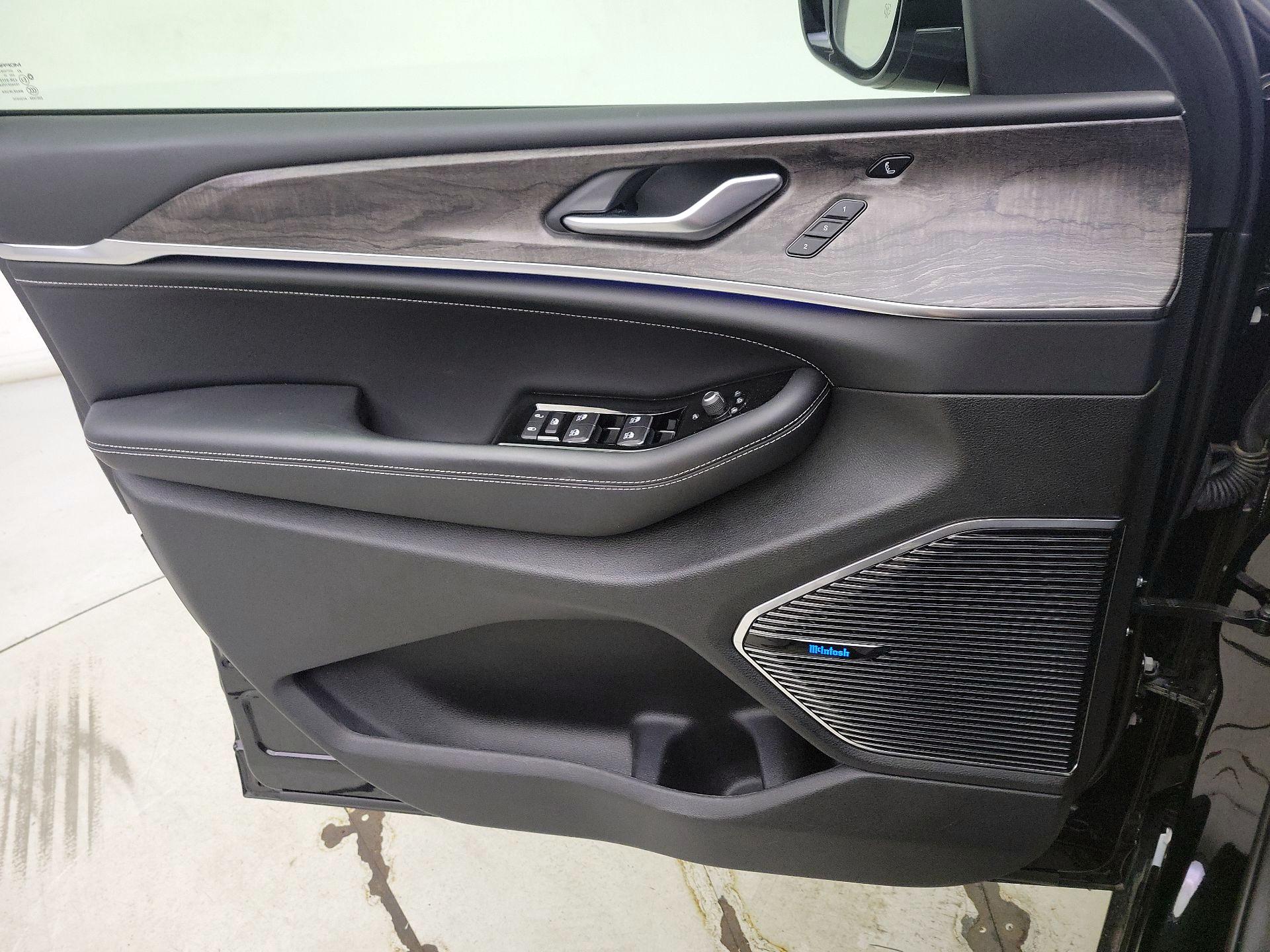 Thumbnail: 2022 Jeep Grand Cherokee - 12
