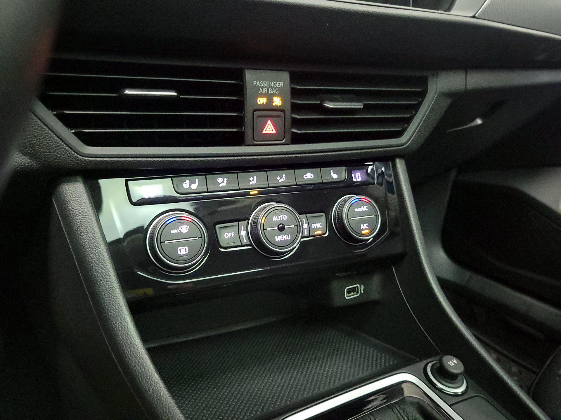 Thumbnail: 2019 Volkswagen Jetta - 16