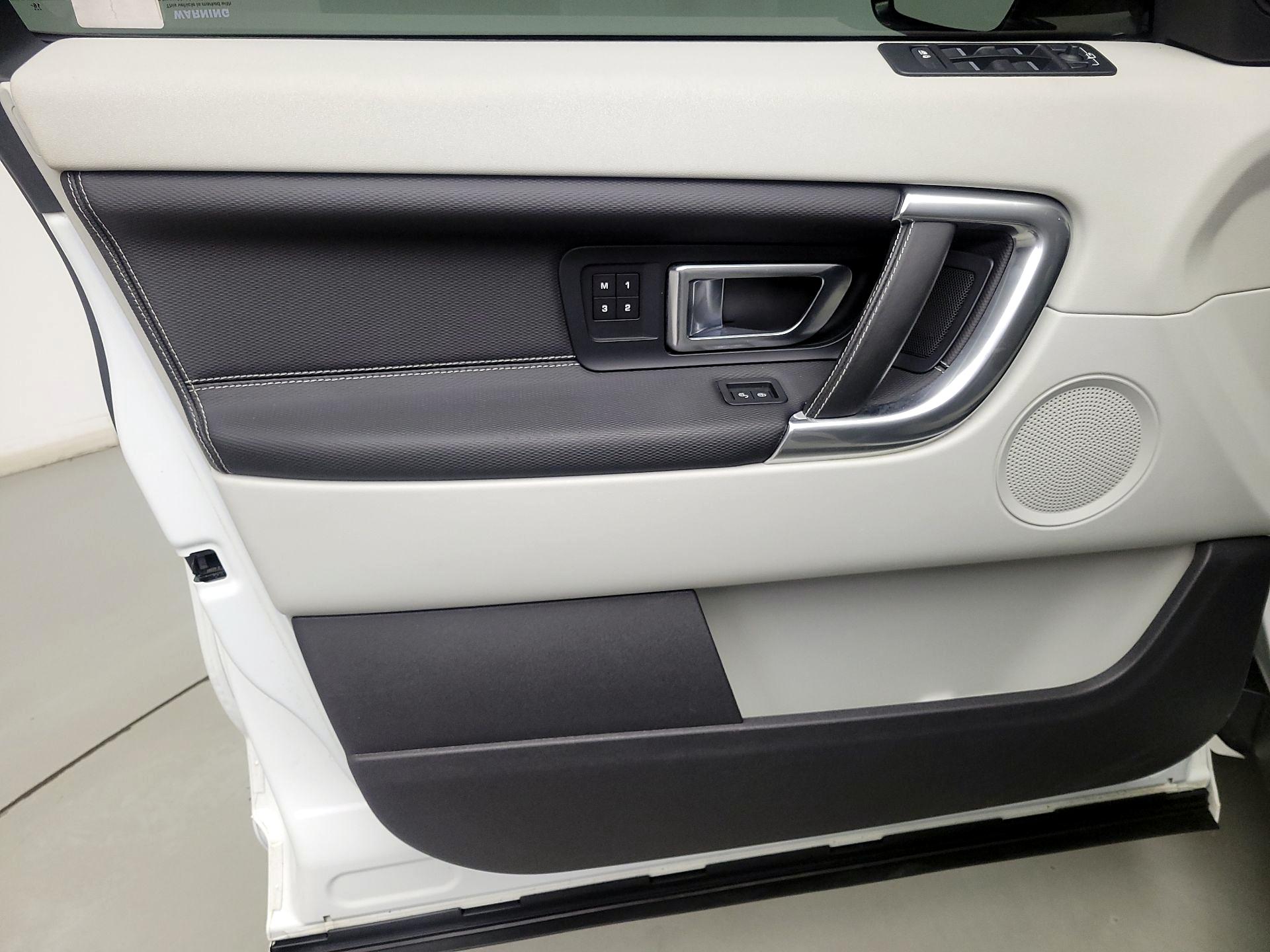 Thumbnail: 2017 Land Rover Discovery Sport - 12