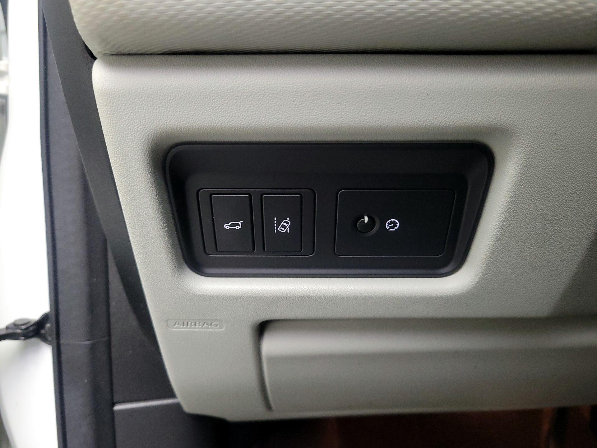 Thumbnail: 2017 Land Rover Discovery Sport - 13