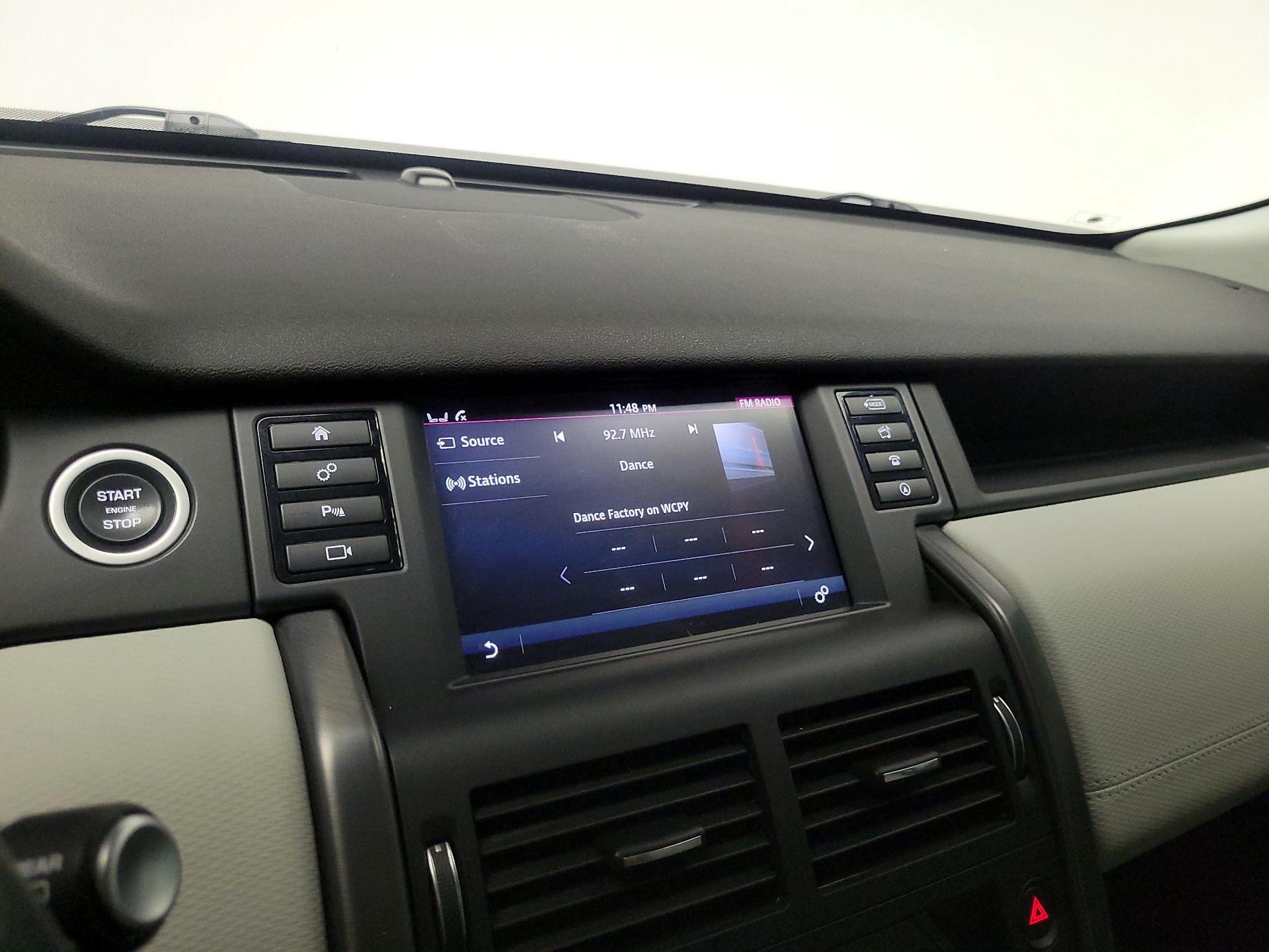 Thumbnail: 2017 Land Rover Discovery Sport - 16