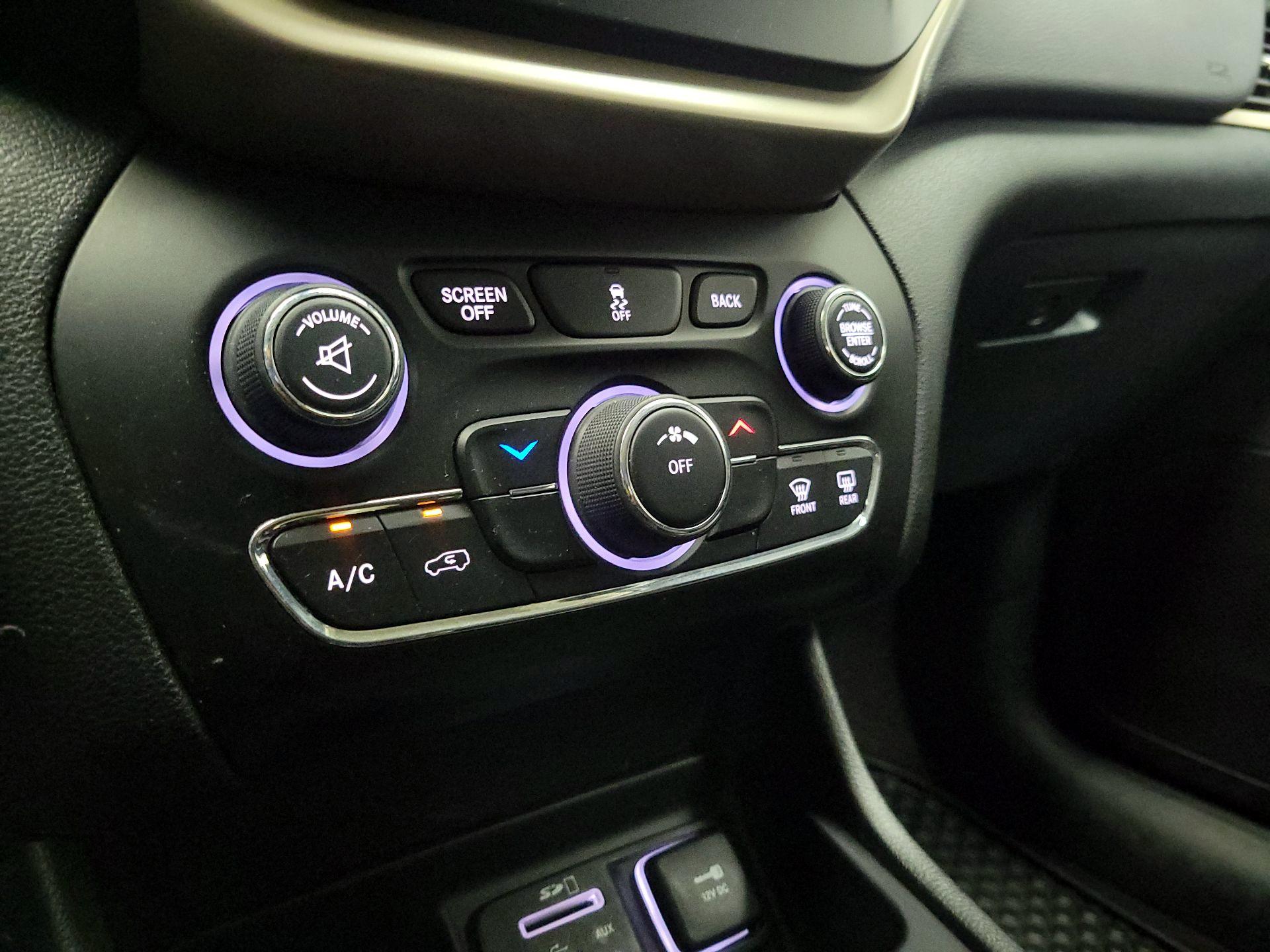 Thumbnail: 2017 Jeep Cherokee - 15
