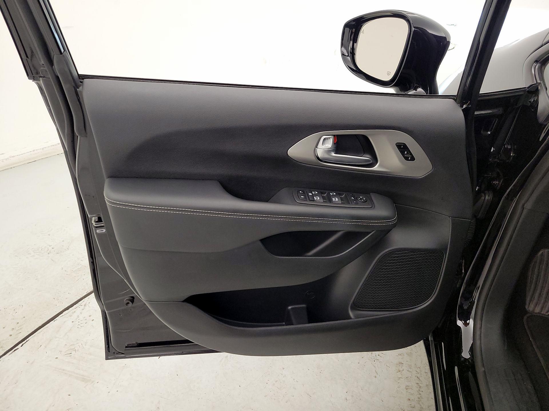 Thumbnail: 2024 Chrysler Pacifica - 12