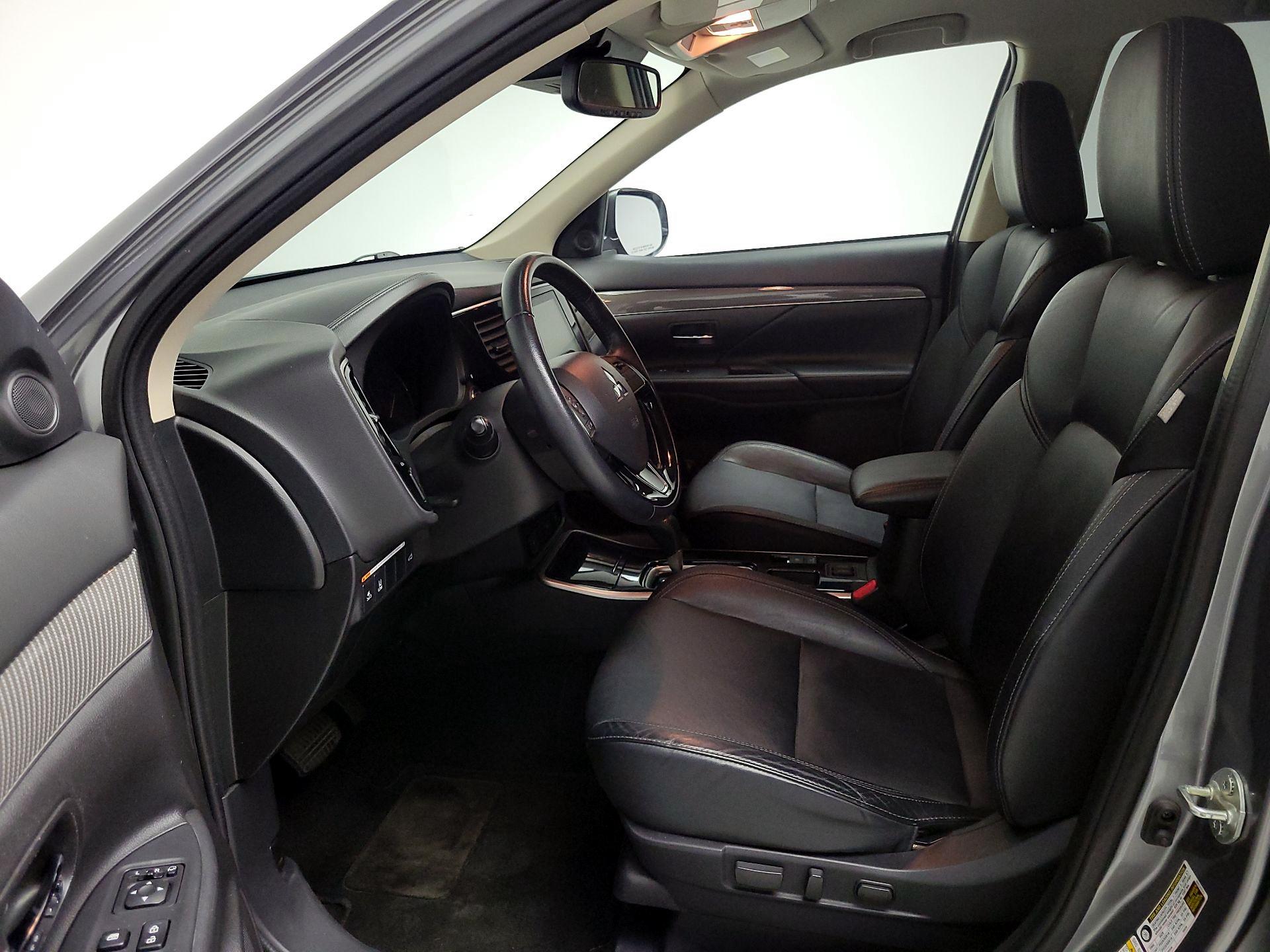 Thumbnail: 2020 Mitsubishi Outlander - 11