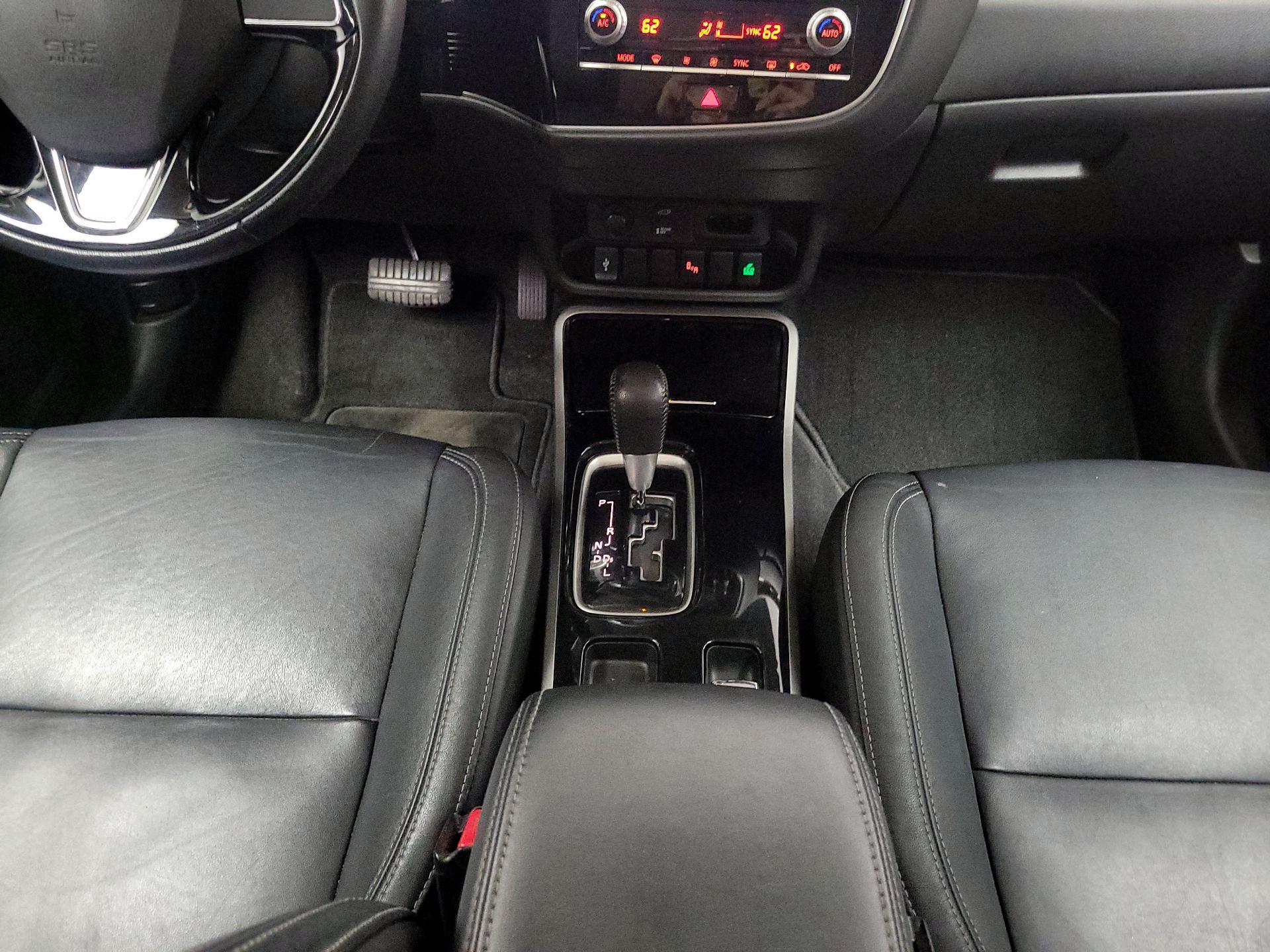 Thumbnail: 2020 Mitsubishi Outlander - 17