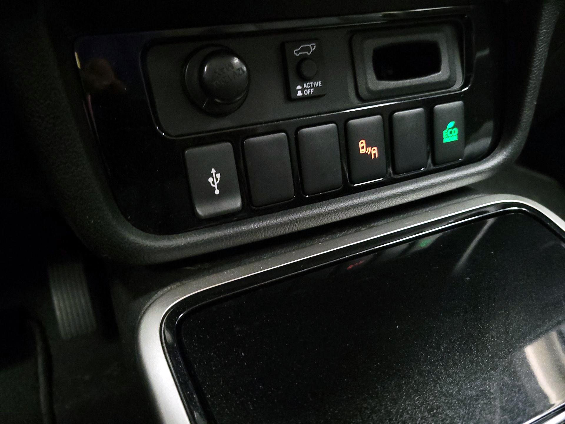 Thumbnail: 2020 Mitsubishi Outlander - 18