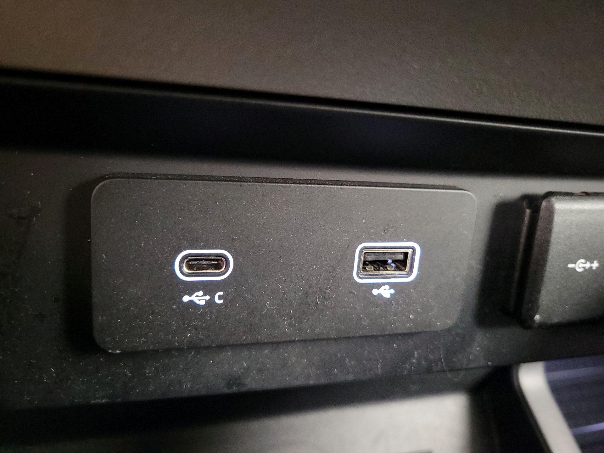 Thumbnail: 2020 Land Rover Defender - 18