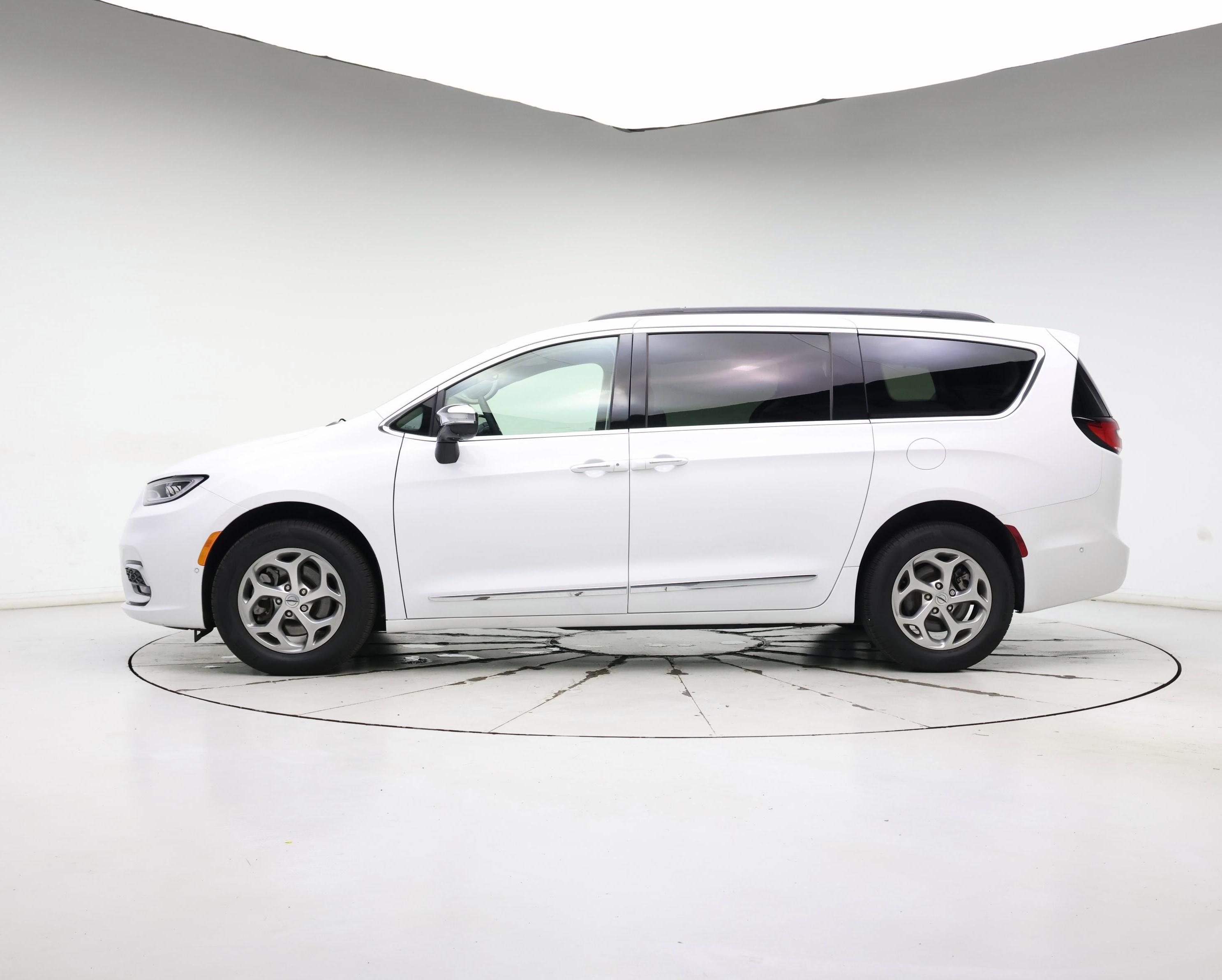 Thumbnail: 2023 Chrysler Pacifica - 3