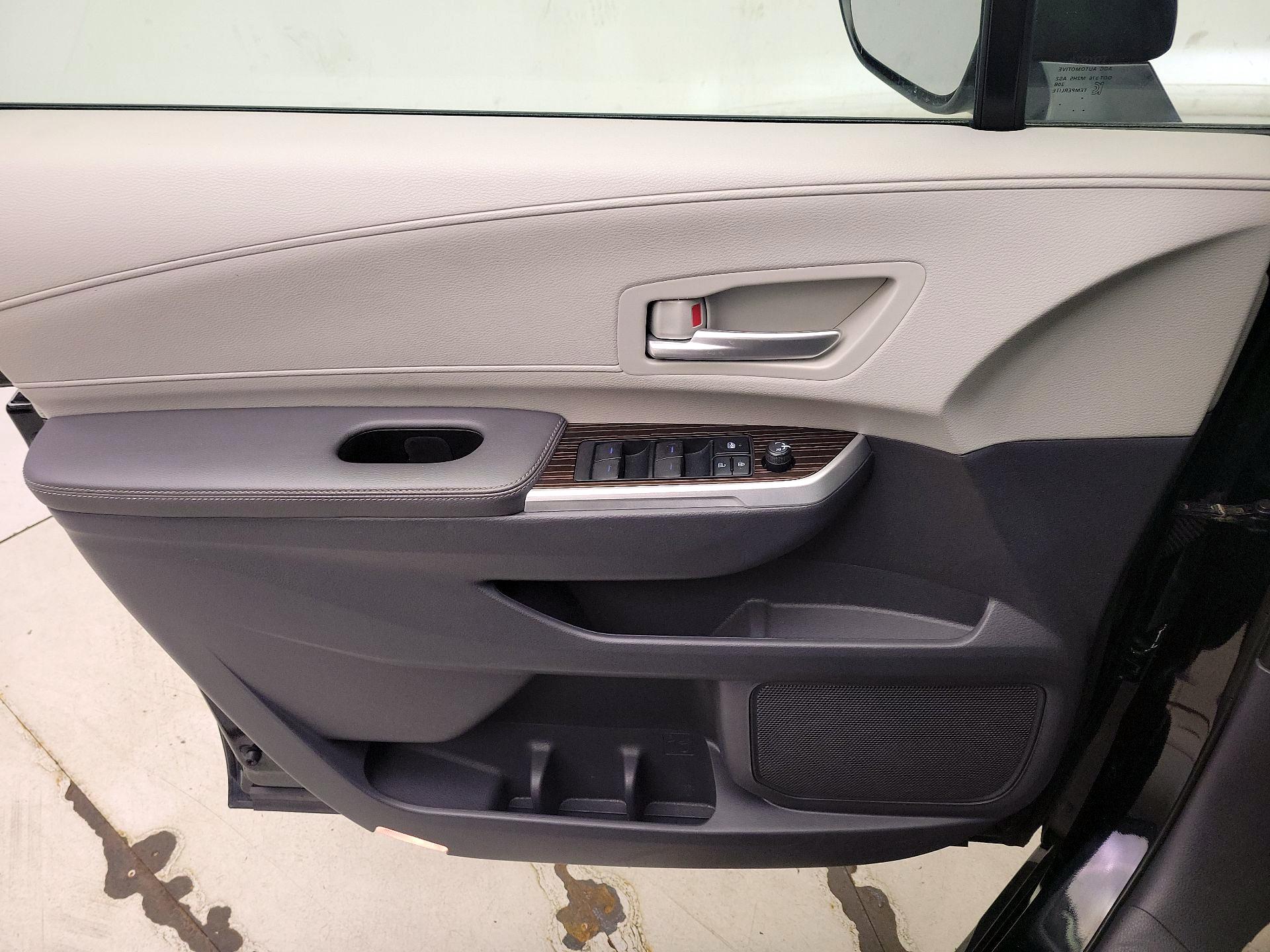 Thumbnail: 2021 Toyota Sienna - 12